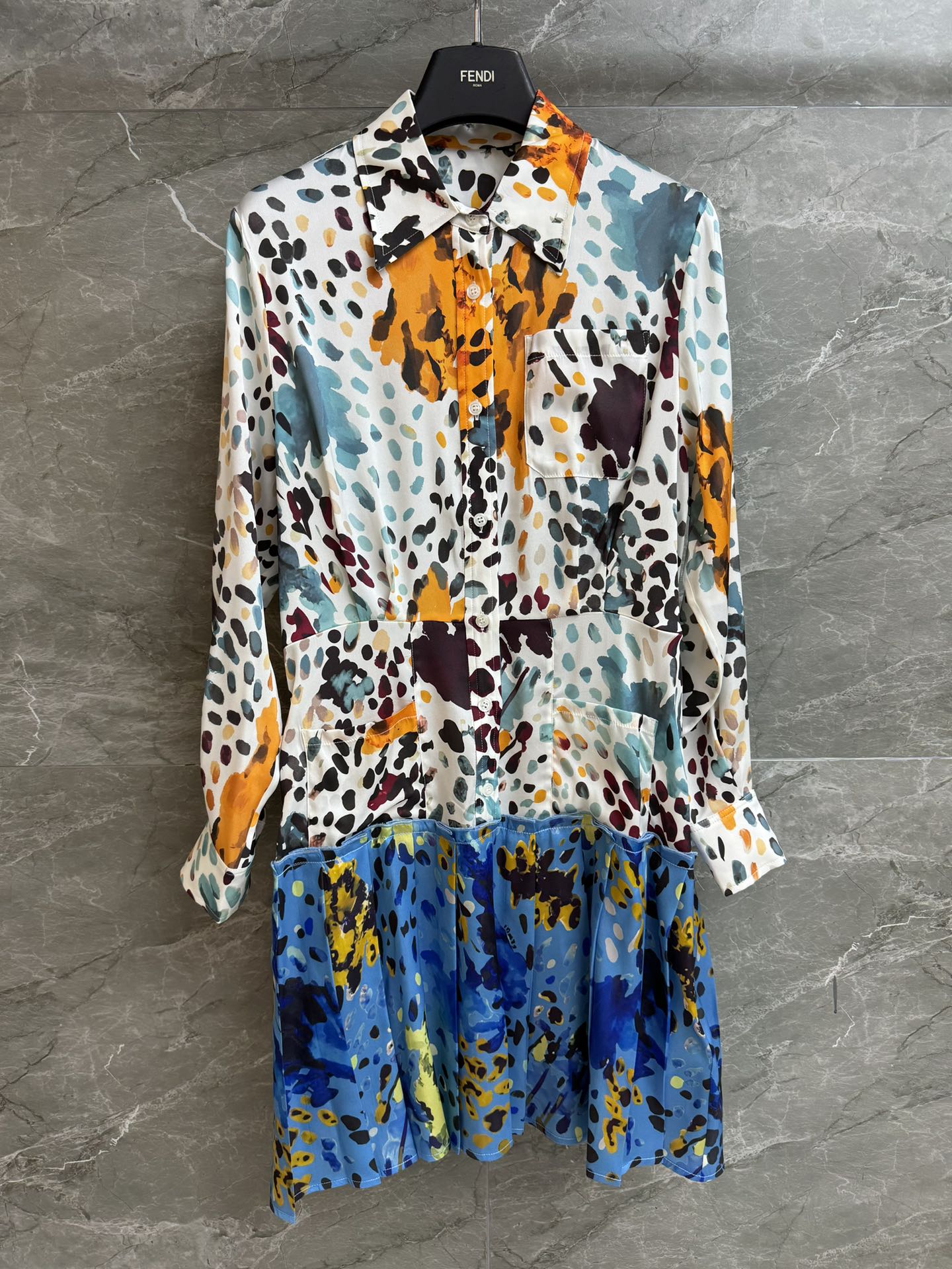 NO:739555,New model for early spring has been shipped. FD printed silk dress 2026 early spring series. Lapel neckline. Waist seam pleat design. Multi-color watercolor printing pattern. Retro and fashionable color matching. Customized silk fabric. Silky and comfortable. Slim fit. The upper body is slim and elegant. Complete trademarks. Sizes: sml, skirts, real silk,19860909早春新款出货啦 FD印花真丝连衣裙 2026早春系列 翻领领口 腰间接缝褶皱设计 多色水彩印花图案 配色复古时髦 定制真丝面料 丝滑舒适 修身版型 上身显瘦又气质 商标齐全 尺码sml,,skirts,real silk,,Women's clothing