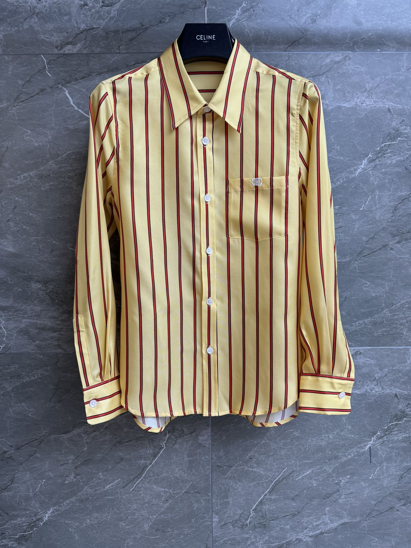 NO:739549,Spring and summer new styles are available. CL striped silk shirt 2026 spring and summer series. Single-breasted lapel design. Arc de Triomphe embroidery logo embellishes pockets. Contrast stripe color scheme. Retro and fashionable. Twill silk fabric. Comfortable and breathable. Normal shape. The upper body is slim and versatile. Complete trademarks. Sizes SML, real silk,19860909春夏新款上新啦 CL条纹真丝衬衣 2026春夏系列 翻领单排扣设计 凯旋门刺绣logo点缀口袋 撞色条纹配色 复古时髦 斜纹真丝面料 舒适透气 正常型 上身显瘦又百搭 商标齐全 尺码SML,,real silk,,Women's clothing