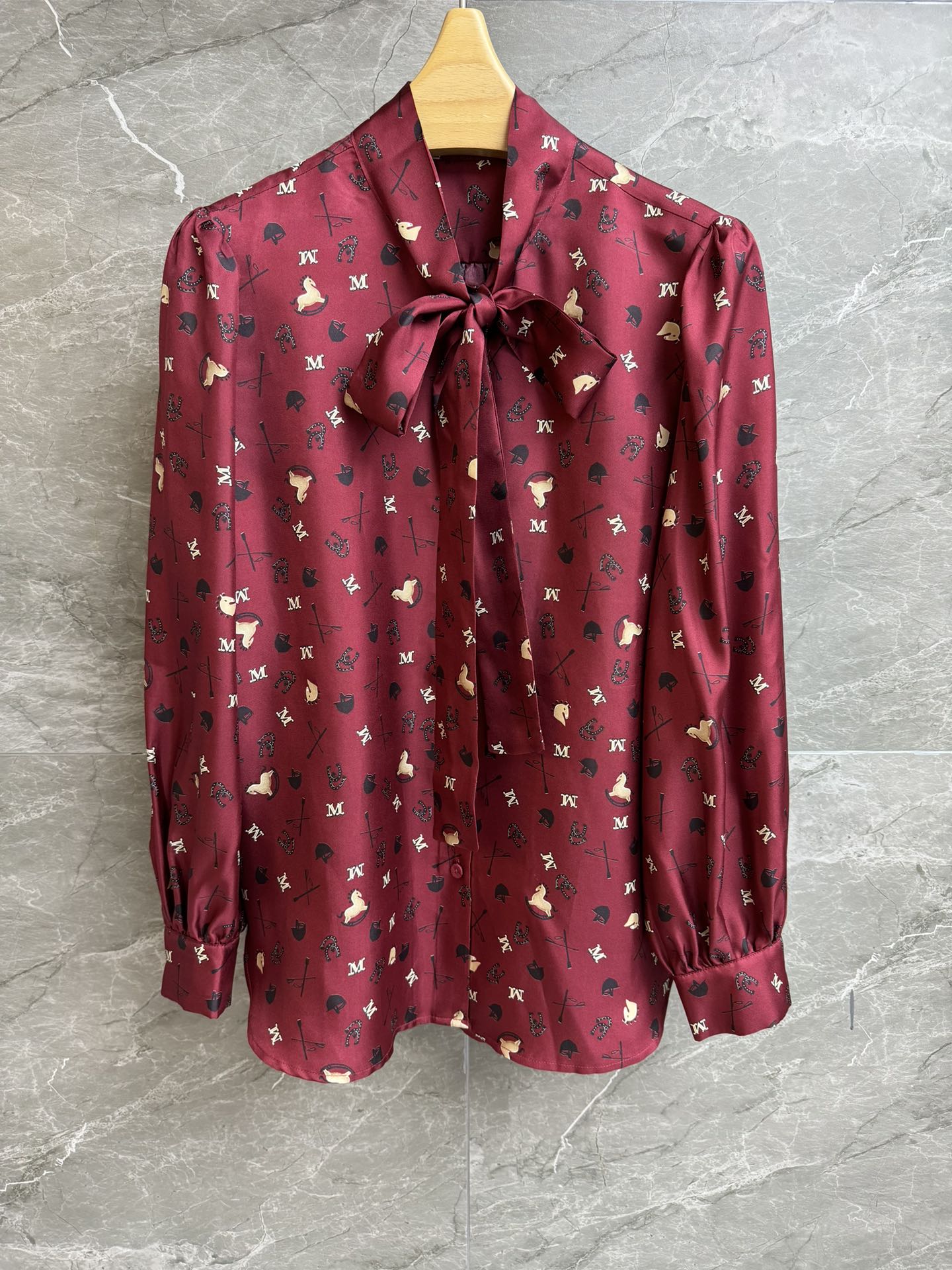 NO:739543,Spring and summer new styles are available!  Max Tie-up Silk Shirt 2026 Spring and Summer Series Tie-up design Pony letter print pattern Retro elegance and nobility Twill silk fabric Comfortable, skin-friendly and texture Loose fit The upper body looks slim and elegant Complete trademarks Sizes SML, shirts, real silk,19860909春夏新款上新啦！ Max系带领真丝衬衫 2026春夏系列 系带领结设计 小马字母印花图案 复古优雅贵气 斜纹绸真丝面料 舒适亲肤有质感 宽松版型 上身显瘦又气质 商标齐全 尺码SML,,shirts,real silk,,Women's clothing