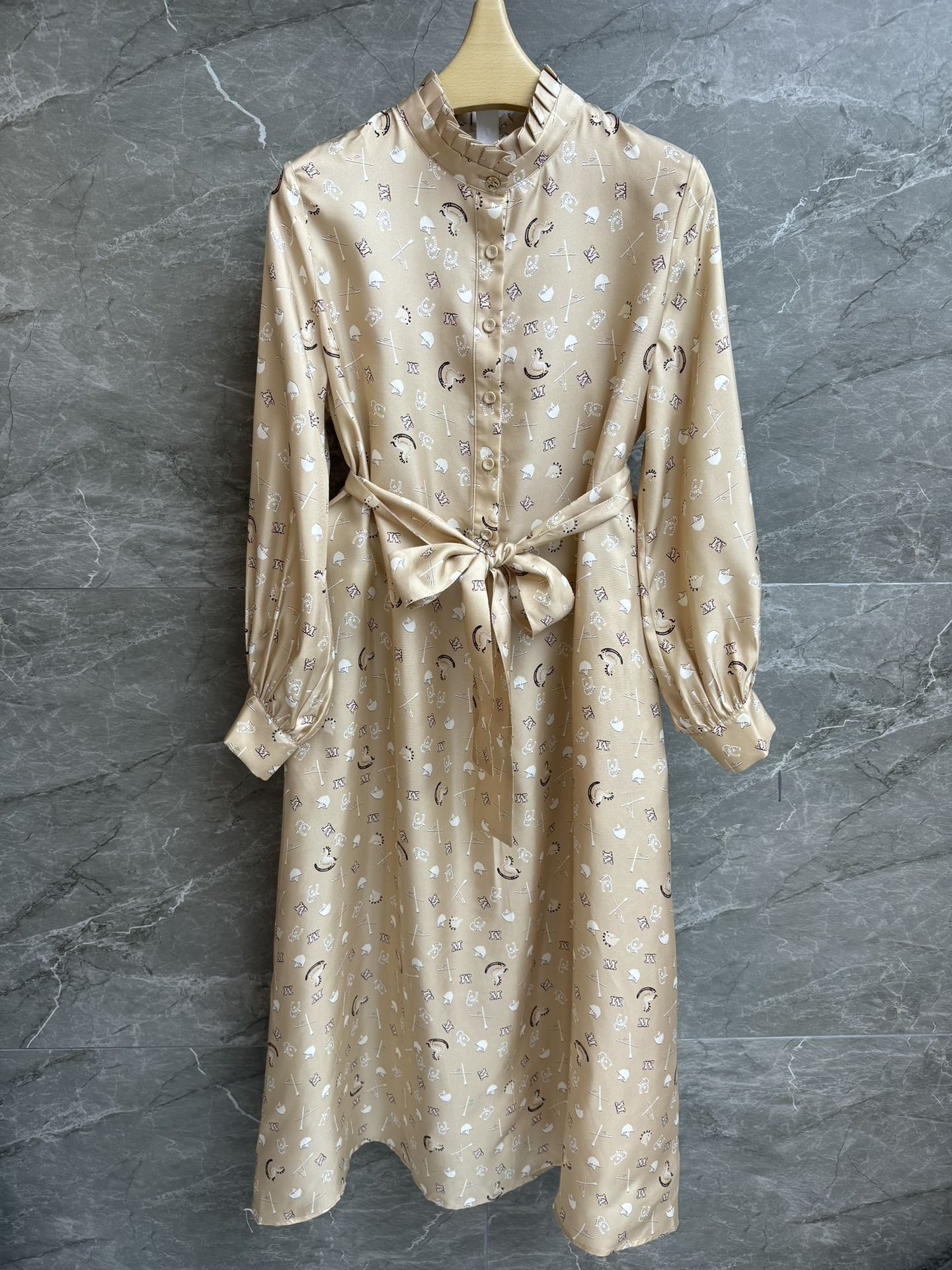 NO:739540,Spring and summer new styles are available!  Max printed silk dress 2026 spring and summer series Stand-up collar design Pony letter print pattern Retro elegance and nobility Twill silk fabric Comfortable and skin-friendly with texture Loose fit Lace-up waist The upper body looks slim and elegant Complete trademarks Sizes SMLxL, skirts, real silk,19860909春夏新款上新啦！ Max印花真丝连衣裙 2026春夏系列 立领领口设计 小马字母印花图案 复古优雅贵气 斜纹绸真丝面料 舒适亲肤有质感 宽松版型 系带收腰 上身显瘦又气质 商标齐全 尺码SMLxL,,skirts,real silk,,Women's clothing