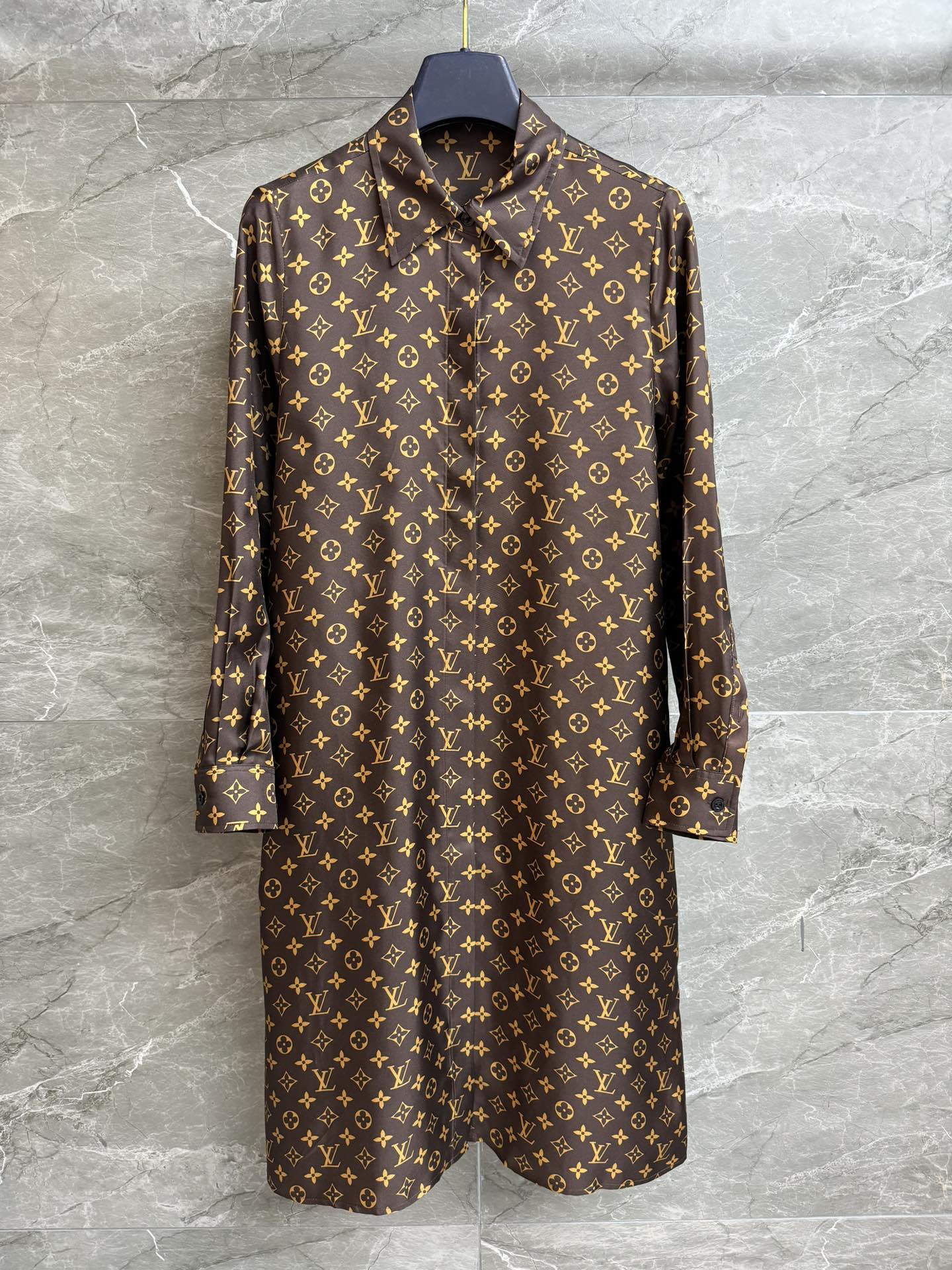 NO:739566,Spring and summer new styles are available!  L Family Presbyopia Silk Dress 2026 Spring and Summer Series Lapel Neck Design Classic Presbyopia Print Pattern Retro and High-end Twill Heavy Silk Fabric Skin Friendly and Comfortable Super Textured Straight and Loose Fit Equipped with a Belt to Cinch the Waist The Upper Body Looks Thin and Elegant Complete Trademarks Sizes SmLxl, louis vuitton, skirts, real silk,19860909春夏新款上新啦！ L家老花真丝连衣裙 2026春夏系列 翻领领口设计 经典老花印花图案 复古又高级 斜纹绸重磅真丝面料 亲肤舒适 超有质感 直筒宽松版型 配有腰带收腰 上身显瘦又气质 商标齐全 尺码SmLxl,,louis vuitton,skirts,real silk,,Women's clothing