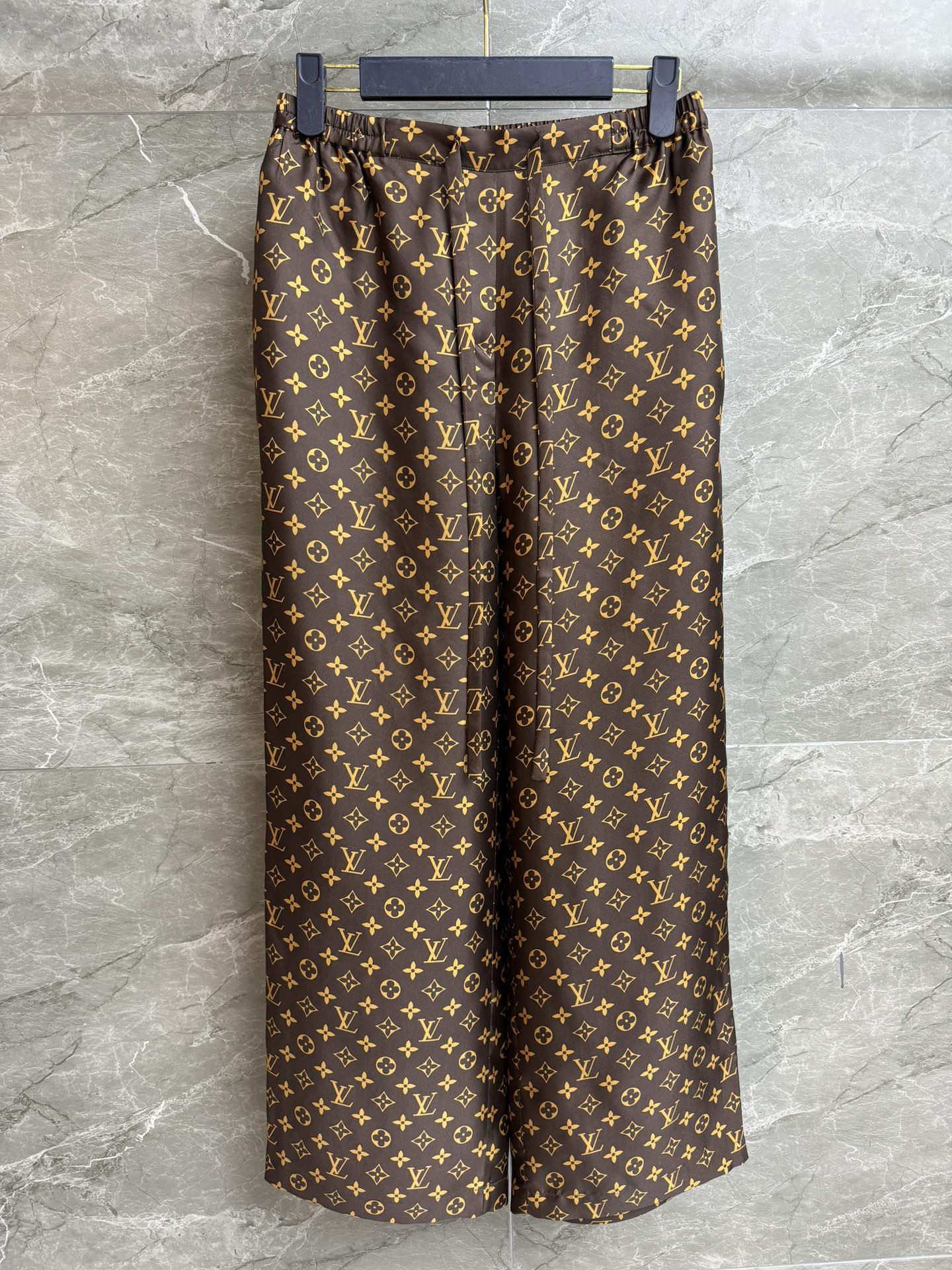 NO:739563,New spring and summer styles are available. L’s presbyopic silk trousers 2026 spring and summer series. Elastic waistband. Classic presbyopic print pattern. Retro and high-end. Twill heavyweight silk fabric. Skin-friendly and comfortable. Super texture. Loose fit. Easy to wear. Complete trademarks. Sizes: SMLxL, Louis Vuitton, real silk,19860909春夏新款上新啦 L家老花真丝长裤 2026春夏系列 松紧系带腰头 经典老花印花图案 复古又高级 斜纹绸重磅真丝面料 亲肤舒适 超有质感 宽松版型不挑人穿 商标齐全 尺码SMLxL,,louis vuitton,real silk,,Women's clothing