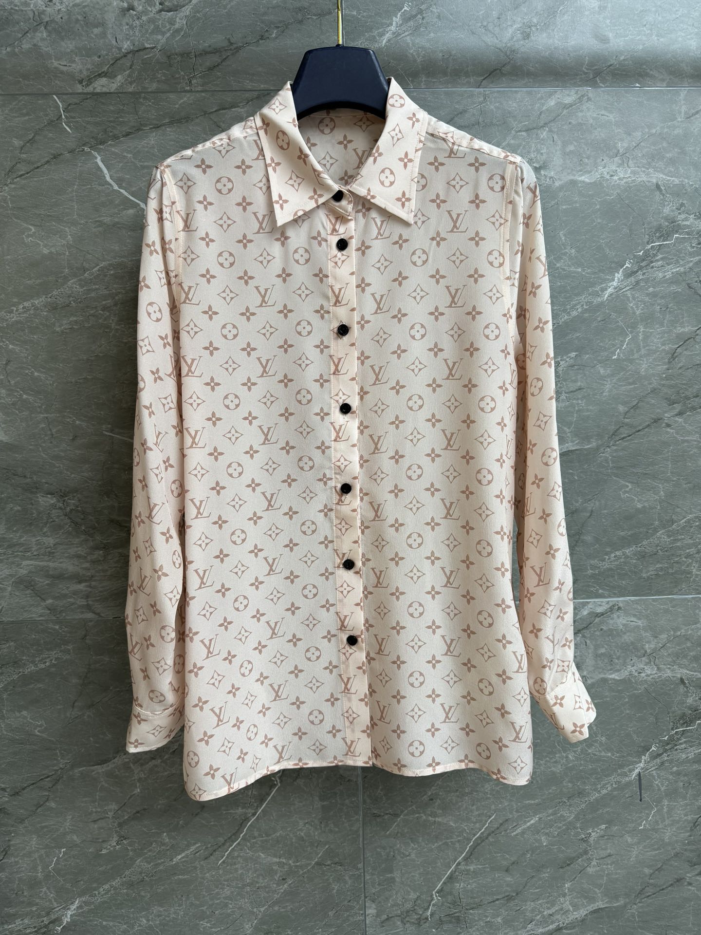 NO:739560,Spring and summer new styles are available. L's pink silk shirt 2026 spring and summer series. Lapel neck design. Classic presbyopia print pattern. Fresh and elegant pink color. Customized heavy silk fabric. Skin-friendly and comfortable. Super texture. Normal fit. Upper body looks slim and elegant. Complete trademarks. Sizes SMLxL, Louis Vuitton, real silk,19860909春夏新款上新啦 L家粉色真丝衬衣 2026春夏系列 翻领领口设计 经典老花印花图案 粉色配色清新淡雅 定制重磅真丝面料 亲肤舒适 超有质感 正常版型 上身显瘦又气质 商标齐全 尺码SMLxL,,louis vuitton,real silk,,Women's clothing