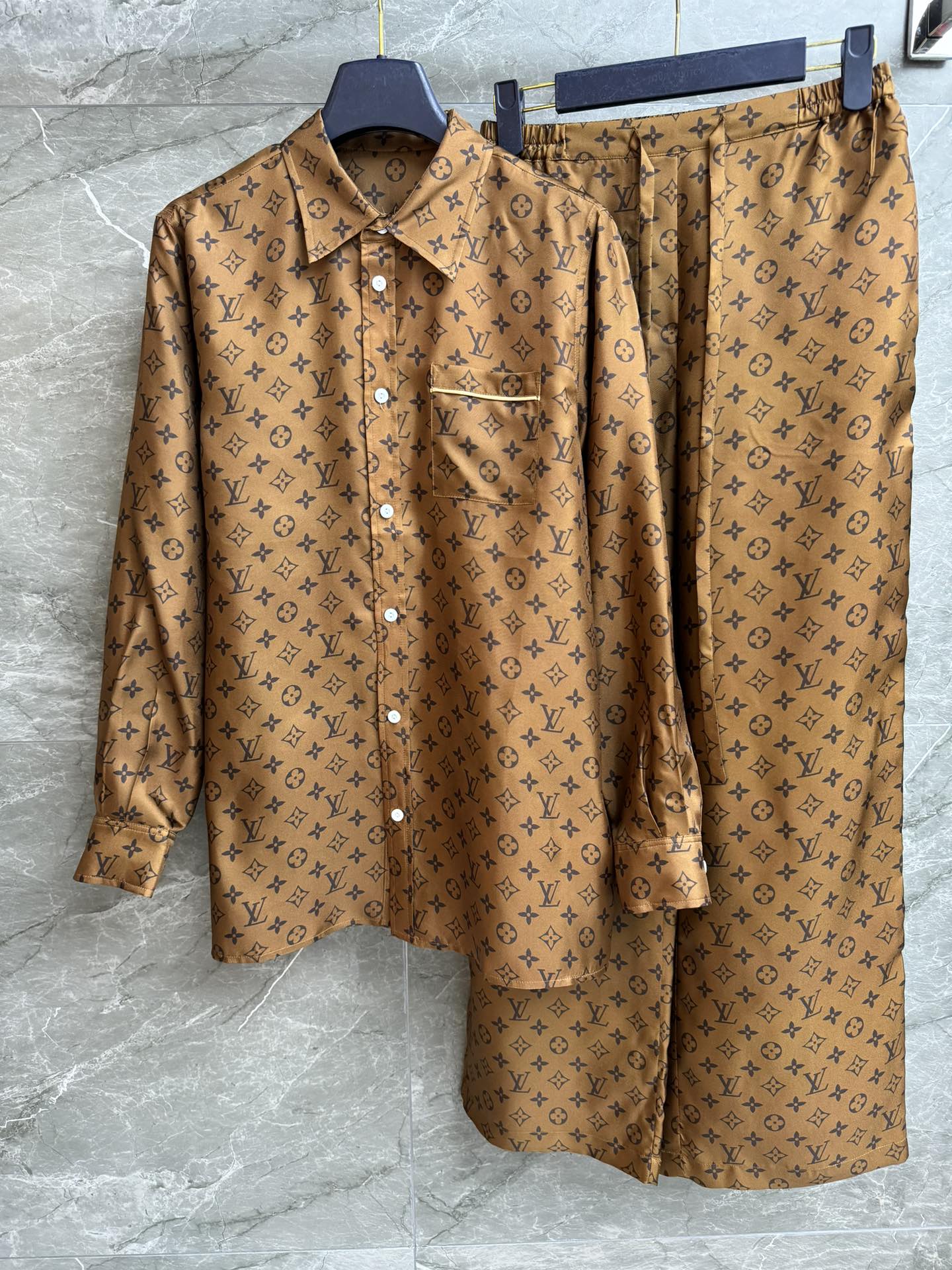 NO:739557,Spring and summer new styles are available. L family presbyopia silk suit 2026 spring and summer series. Perfect lazy pajamas style. Classic presbyopia print pattern. Retro fashionable and high-end. Heavy twill silk fabric. Comfortable and skin-friendly. Super texture. Normal fit. The upper body is casual, refined and lazy. Complete trademarks. Sizes SMLxL, Louis Vuitton, real silk,19860909春夏新款上新啦 L家老花真丝套装 2026春夏系列 妥妥的慵懒睡衣风 经典老花印花图案 复古时髦又高级 重磅斜纹绸真丝面料 舒适亲肤 超有质感 正常版型 上身休闲精致慵懒十足 商标齐全 尺码SMLxL,,louis vuitton,real silk,,Women's clothing