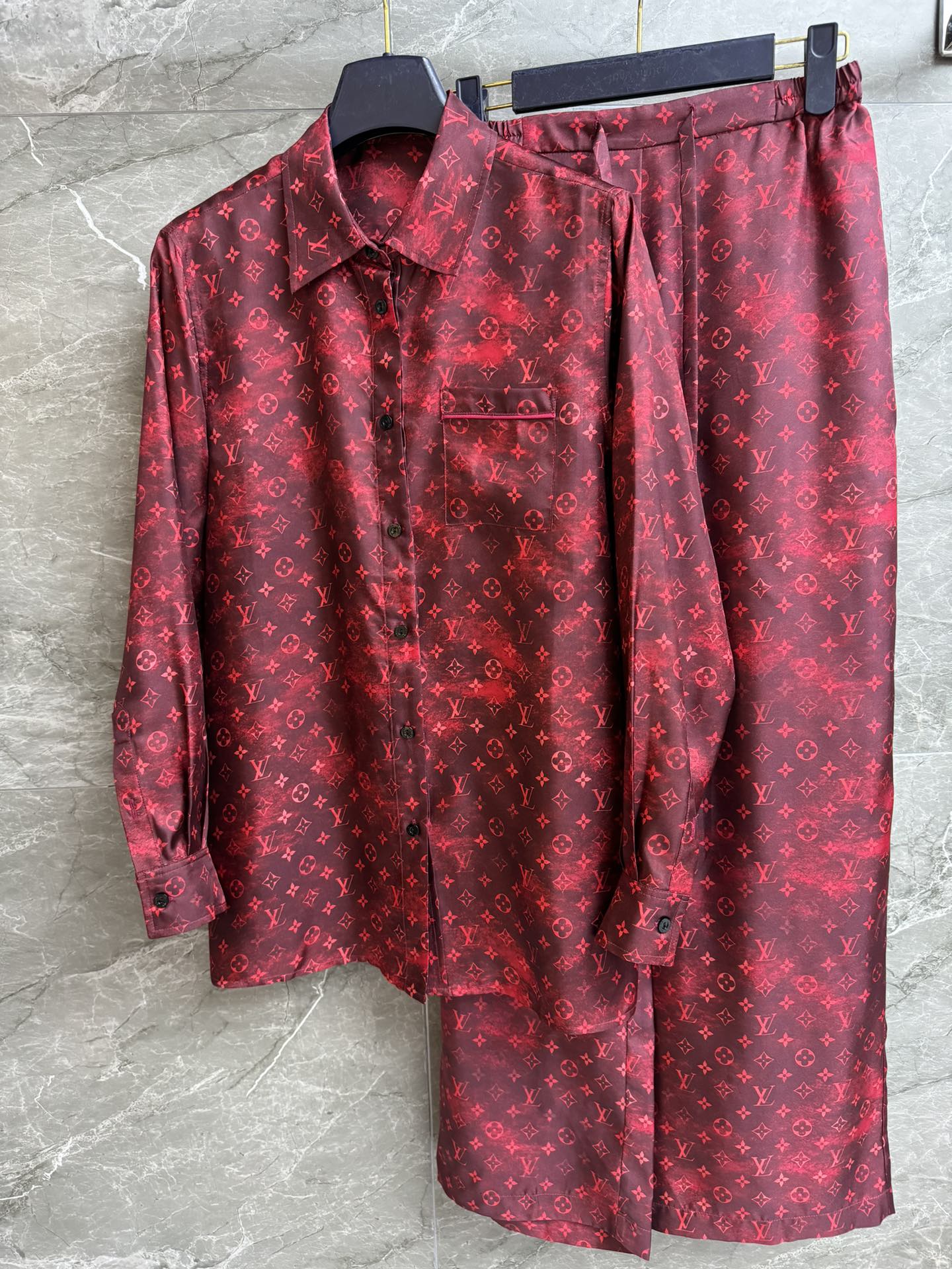 NO:739554,Spring and summer new styles are available. L family presbyopia silk suit 2026 spring and summer series. Perfect lazy pajamas style. Classic presbyopia print pattern. Dark red color. Retro and high-end. Heavy twill silk fabric. Comfortable and skin-friendly. Super texture. Normal fit. The upper body is casual, refined and lazy. Complete trademarks. Sizes SMLxL, Louis Vuitton, real silk,19860909春夏新款上新啦 L家老花真丝套装 2026春夏系列 妥妥的慵懒睡衣风 经典老花印花图案 暗红色配色 复古又高级 重磅斜纹绸真丝面料 舒适亲肤 超有质感 正常版型 上身休闲精致慵懒十足 商标齐全 尺码SMLxL,,louis vuitton,real silk,,Women's clothing