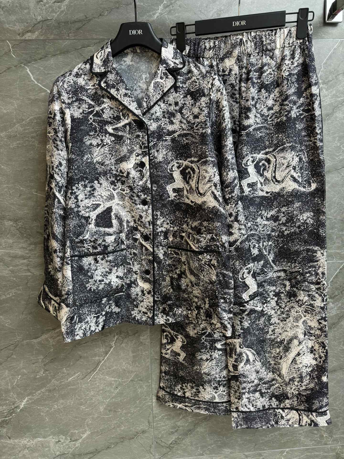 NO:739551,The new spring and summer styles are on sale. D's jungle silk suit 2026 spring and summer series. Exquisite edge contrasting design to highlight the outline and lines. Adopts jungle Rui printing pattern. The color is fashionable and advanced. Twill silk fabric is comfortable and skin-friendly. Super texture. The loose version is easy to wear. The upper body is exquisite and lazy. Complete trademarks. Sizes SMLxL, dior, real silk,19860909春夏新款出货啦 D家丛林真丝套装 2026春夏系列 精致包边撞色设计 更显轮廓线条感 采用丛林茹伊印花图案 配色时髦高级 斜纹绸真丝面料 舒适亲肤 超有质感 宽松版型不挑人穿 一套上身精致慵懒 商标齐全 尺码SMLxL,,dior,real silk,,Women's clothing