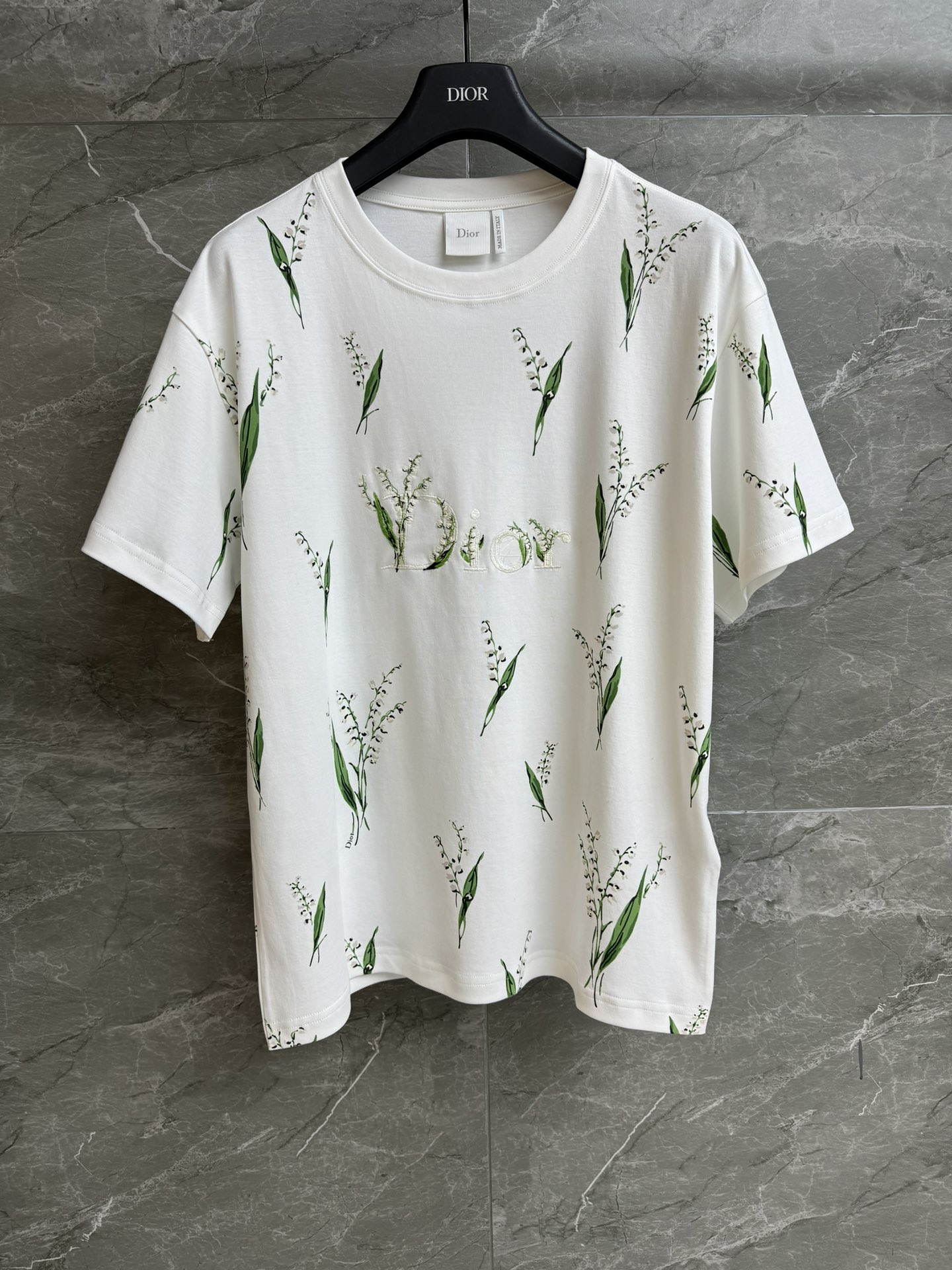 NO:739548,New models in early spring have been shipped. D's Colorful Lanling T-shirt 2026 Spring and Summer Series. Round neck design. Colorful lily of the valley print + letter embroidery pattern. Fashionable and age-reducing. Imported pure cotton fabric. Comfortable and skin-friendly. Loose fit. The upper body is slim and versatile. Complete trademarks. Sizes SML, dior, tees, t-shirt,19860909早春新款出货啦 D家多彩兰铃T恤 2026春夏系列 圆领领口设计 多彩铃兰印花+字母刺绣图案 时髦减龄 进口纯棉面料 舒适亲肤 宽松版型 上身显瘦又百搭 商标齐全 尺码SML,,dior,tees，t-shirt,,Women's clothing