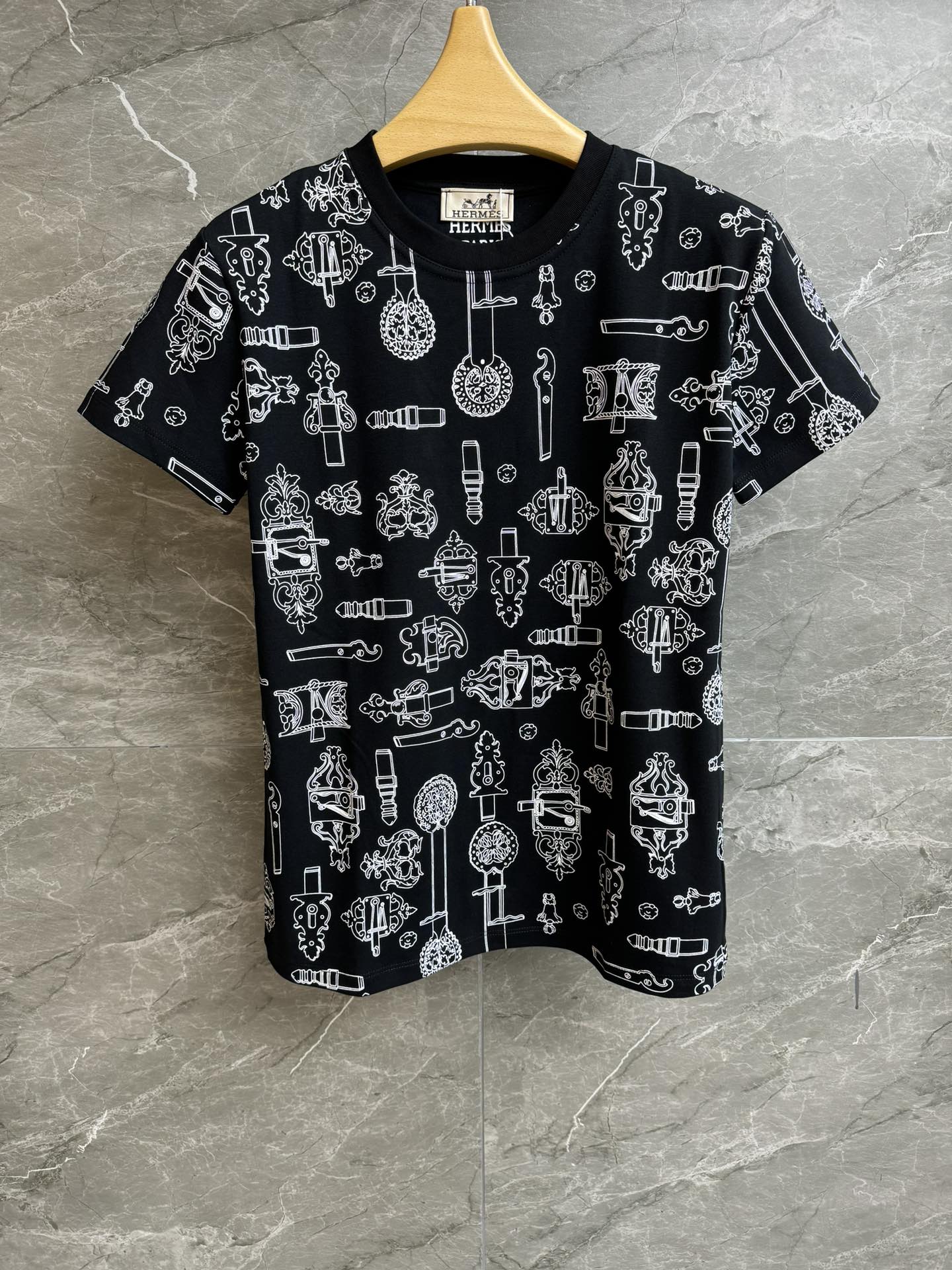 NO:739545,New styles for early spring are available. H Family Iron Decoration Printed T-shirt 2026 Spring and Summer Series. Round ribbed neckline. Iron embellishment mixed with printed patterns. Retro and high-end. Customized pure cotton fabric. Comfortable, skin-friendly and breathable. Normal fit. The upper body is slim and versatile. Complete trademarks. Sizes SML, tees, t-shirt,19860909早春新款上新啦 Ｈ家铁饰印花T恤 2026春夏系列 圆领罗纹领口 采用铁饰混搭印花图案 复古高级 定制纯棉面料 舒适亲肤透气 正常版型 上身显瘦又百搭 商标齐全 尺码SML,,tees，t-shirt,,Women's clothing