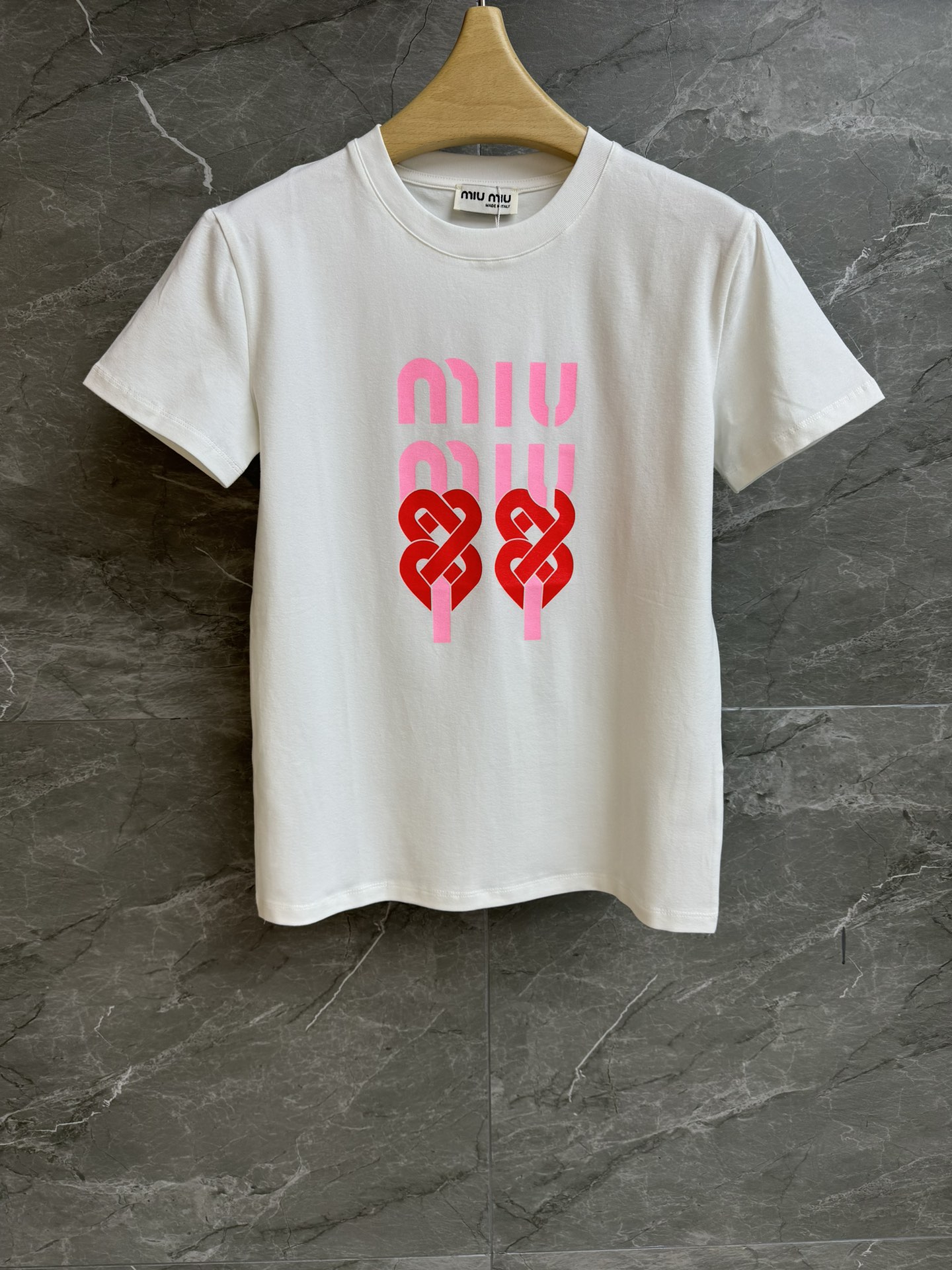 NO:739542,New arrival in early spring. Miu letter printed T-shirt 2026 early spring series. Round neck design. Colorful letter printed pattern. Fashionable and age-reducing. Imported pure cotton fabric. Comfortable, skin-friendly and breathable. Normal fit. Upper body looks slim and elegant. Complete trademarks. Sizes SML, miumiu, tees, t-shirt,19860909早春新款上新啦 Miu字母印花T恤 2026早春系列 圆领领口设计 彩色字母印花图案 时髦减龄 进口纯棉面料 舒适亲肤透气 正常版型 上身显瘦又气质 商标齐全 尺码SML,,miumiu,tees，t-shirt,,Women's clothing