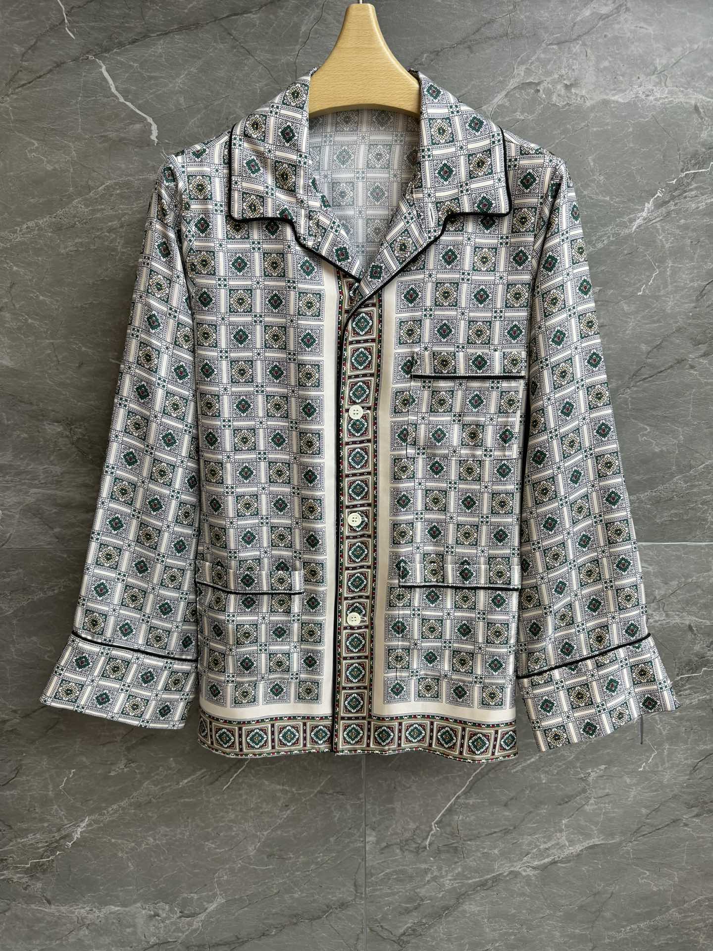 NO:739539,New autumn and winter styles are available. LP plaid silk shirt 2025 autumn and winter series. Single-breasted lapel design. Colorblock plaid printing pattern. Retro and high-end. Customized twill silk fabric. Comfortable and breathable. Super texture. Normal fit. The upper body looks slim and elegant. Complete trademarks. Sizes SML, loro piana, shirts, real silk,19860909秋冬新款上新啦 LP格纹真丝衬衫 2025秋冬系列 翻领单排扣设计 拼色格纹印花图案 复古高级 定制斜纹真丝面料 舒适透气 超有质感 正常版型 上身显瘦又气质 商标齐全 尺码SML,,loro piana,shirts,real silk,,Women's clothing