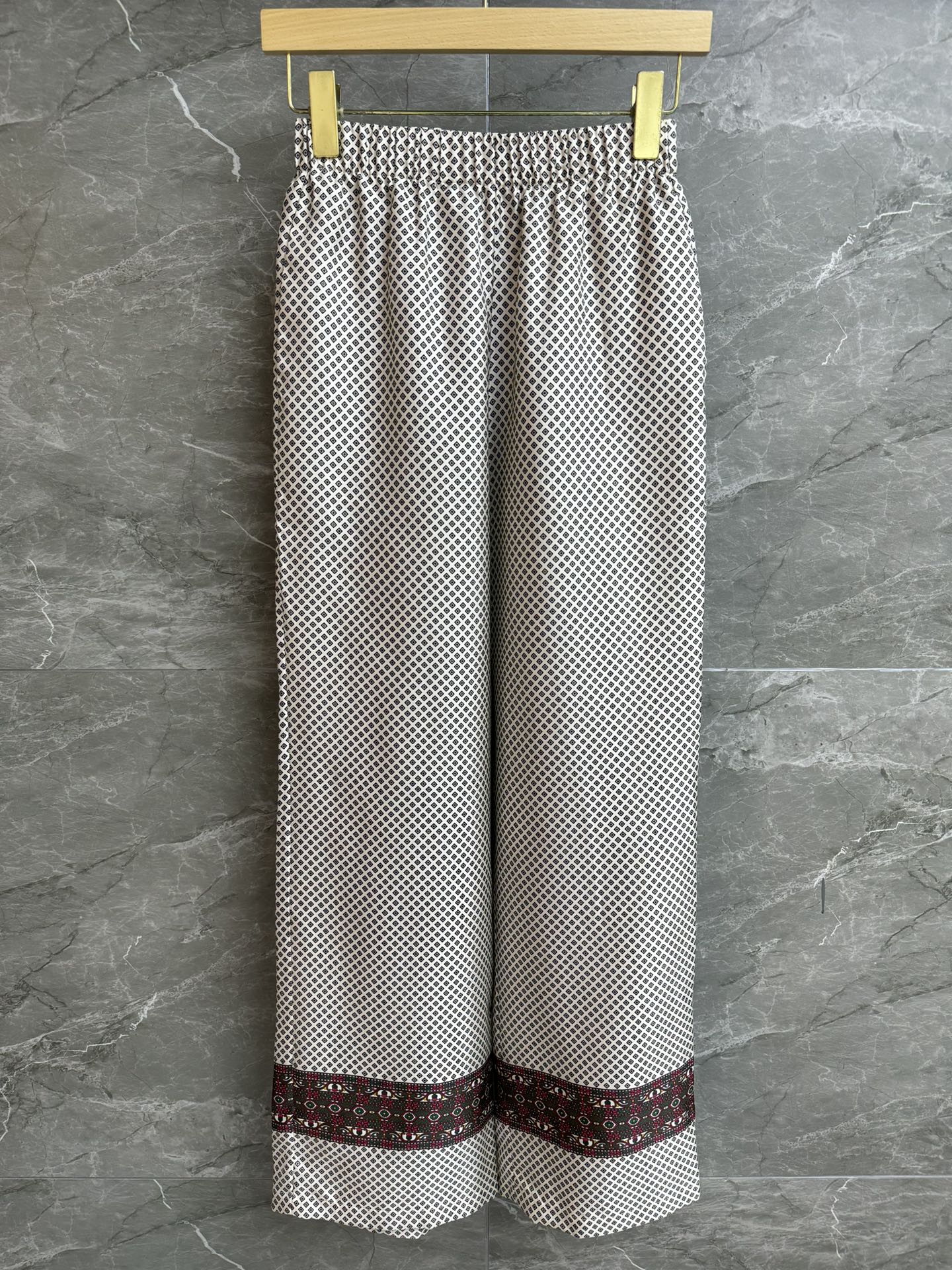 NO:739565,New autumn and winter styles are available, LP plaid silk trousers, 2025 autumn and winter series, elastic elastic waistband, color-blocked geometric plaid print pattern, retro high-end, customized twill silk fabric, comfortable and breathable, super texture, straight-leg pants version, the upper body is slim and versatile, complete trademarks, sizes SML, loro piana, real silk,19860909秋冬新款上新啦 LP格纹真丝长裤 2025秋冬系列 松紧弹力腰头 拼色几何格纹印花图案 复古高级 定制斜纹真丝面料 舒适透气 超有质感 直筒裤版型 上身显瘦又百搭 商标齐全 尺码SML,,loro piana,real silk,,Women's clothing