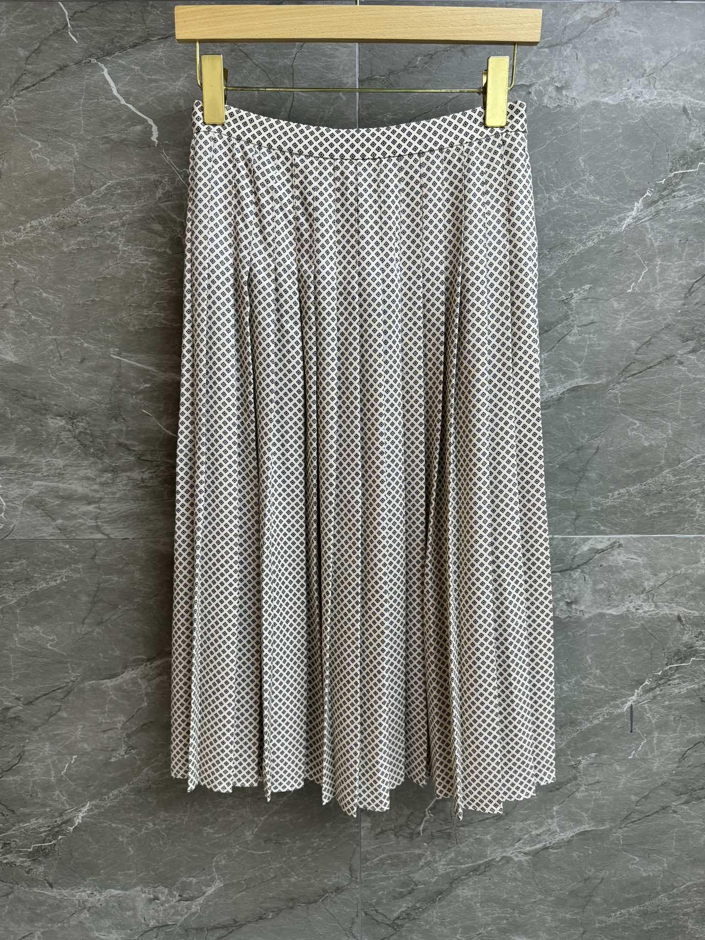 NO:749401,New autumn and winter styles are available!  LP Pleated Skirt 2025 Autumn and Winter Series High-waisted pleated design Geometric plaid print pattern Retro art Customized fabric is soft and comfortable A-swing skirt version The upper body is slim and versatile Complete trademarks Sizes SML, loro piana, skirts,19860909秋冬新款上新啦！ LP压褶半身裙 2025秋冬系列 高腰压褶设计 几何格纹印花图案 复古文艺 定制面料柔软舒适 A摆半身裙版型 上身显瘦又百搭 商标齐全 尺码SML,,loro piana,skirts,,Women's clothing