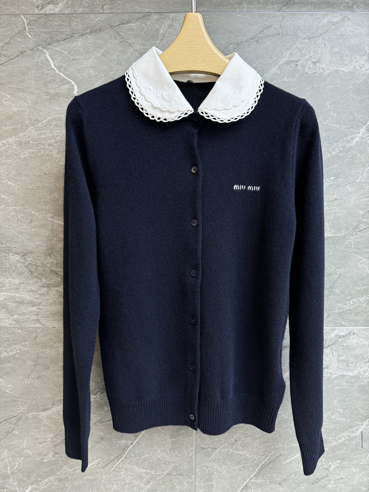 NO:740448,The high version has been shipped. Miu doll collar cashmere cardigan 2026 early spring series. Detachable doll collar. Letter logo intarsia pattern embellishment. Fresh and artistic retro cashmere fabric. Soft and comfortable. Slim fit. The upper body is slim and elegant. Complete trademarks. Sizes SML,,miumiu,19860909高版本出货啦 Miu娃娃领羊绒开衫 2026早春系列 可拆卸娃娃领 字母logo嵌花图案点缀 清新文艺复古 羊绒面料 柔软舒适 修身版型 上身显瘦又气质 商标齐全 尺码SML,,miumiu,,Women's clothing