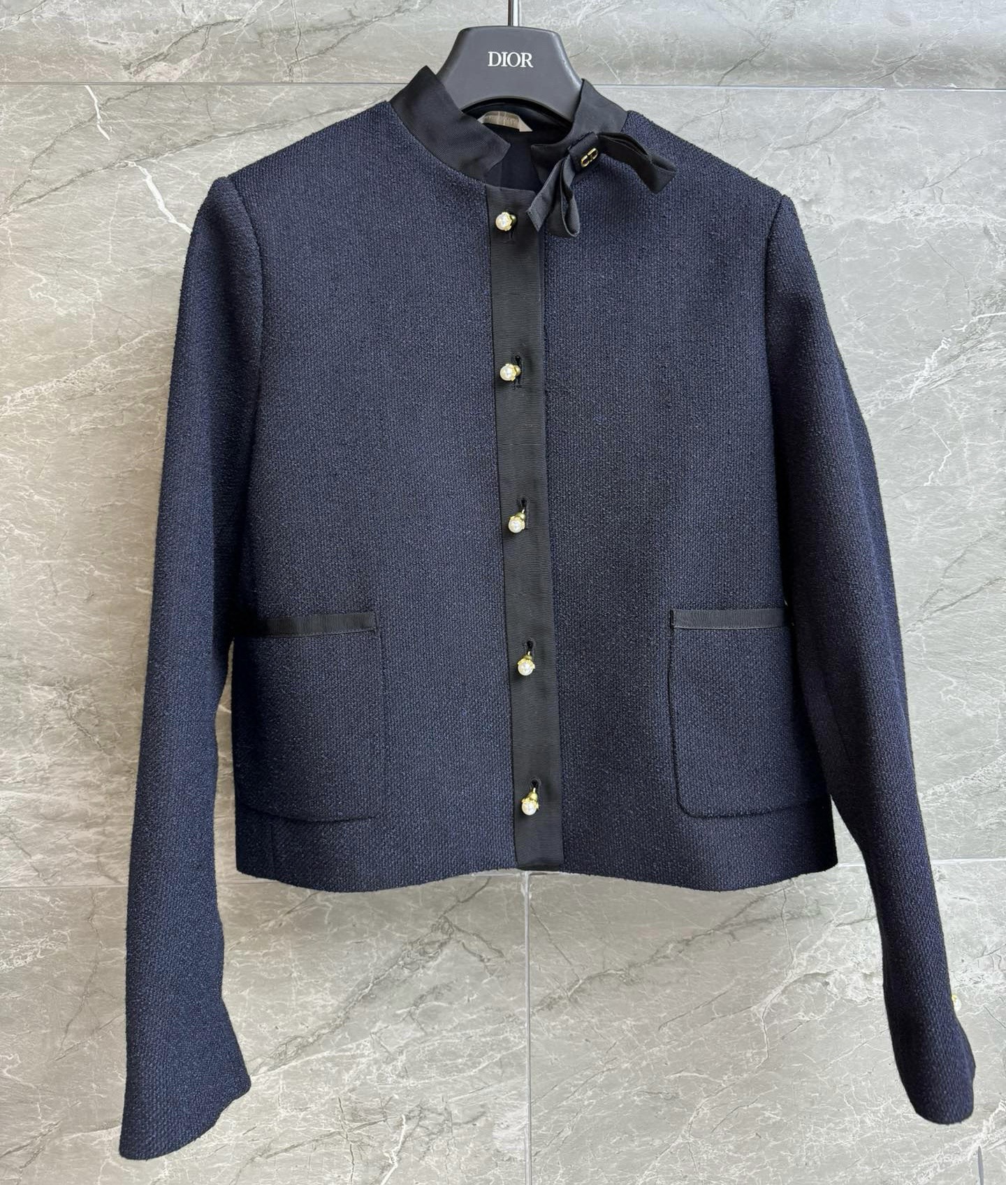 NO:740444,The new style for early spring is new. D's bow jacket 2026 early spring series. Stand-up collar short coat with bow buckle decoration. Exquisite and fashionable to reduce age. Customized wool tweed fabric. Full of high-end sense. A set of upper body can instantly turn into a rich man. Complete trademarks. Sizes SML, dior, jackets & coats,19860909早春新款上新啦 D家蝴蝶结外套 2026早春系列 立领短款外套蝴蝶结扣装饰点缀 精致时髦减龄 定制羊毛粗花呢面料 满满的高级感 一套上身秒变豪门千金 商标齐全 尺码SML,,dior,jackets & coats,,Women's clothing