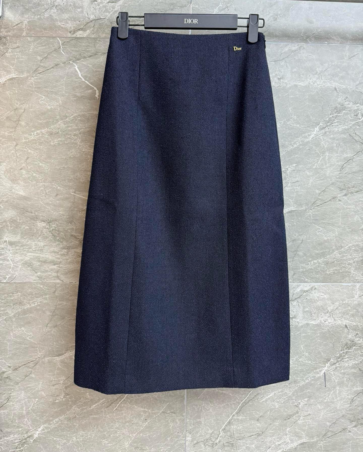 NO:740442,New styles for early spring are available. D's blue skirt. 2026 early spring series. Exquisite and fashionable to reduce age. Customized wool tweed fabric. Full of high-end. Zipper adjustment design for easy putting on and taking off. The upper body can instantly become a rich man's daughter. Complete trademarks. Sizes SML, dior, skirts,19860909早春新款上新啦 D家蓝色半身裙 2026早春系列 精致时髦减龄 定制羊毛粗花呢面料 满满的高级感 拉链调节设计方便穿脱 上身秒变豪门千金 商标齐全 尺码SML,,dior,skirts,,Women's clothing