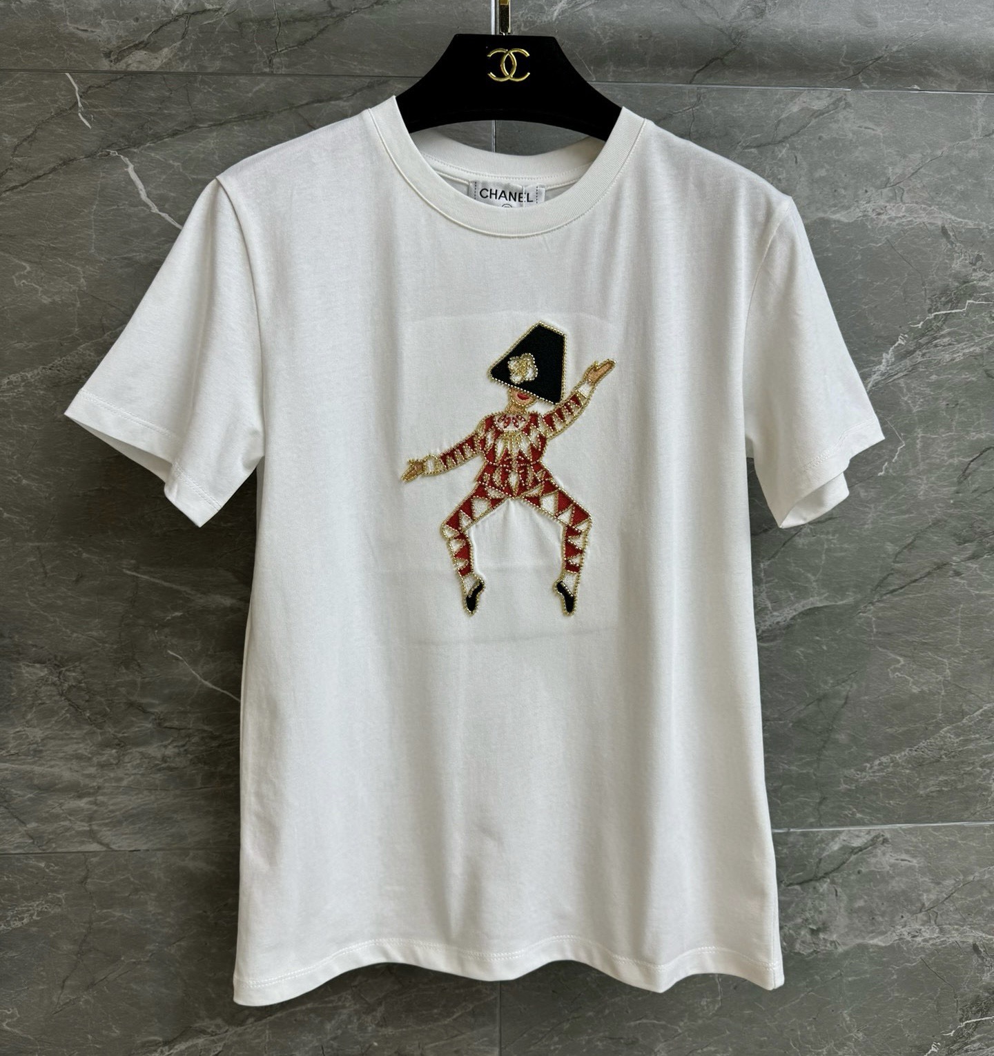 NO:740436,The new style in early spring is new. Xiangjia embroidered character T-shirt 2026 spring and summer series. Round neck design. Pure cotton fabric. Soft and comfortable. Retro character bead embroidery on the front outlines the lines. The red and black colors are super eye-catching. Full of artistic sense. Normal fit. The upper body is slim and versatile. Complete trademarks. Sizes SML, chanel, tees, t-shirt,19860909早春新款上新啦 香家刺绣人物T恤 2026春夏系列 圆领领口设计 纯棉面料 柔软舒适 正面复古人物珠子刺绣勾勒线条 红黑配色超吸睛 艺术感满满 正常版型 上身显瘦又百搭 商标齐全 尺码SML,,chanel,tees，t-shirt,,Women's clothing