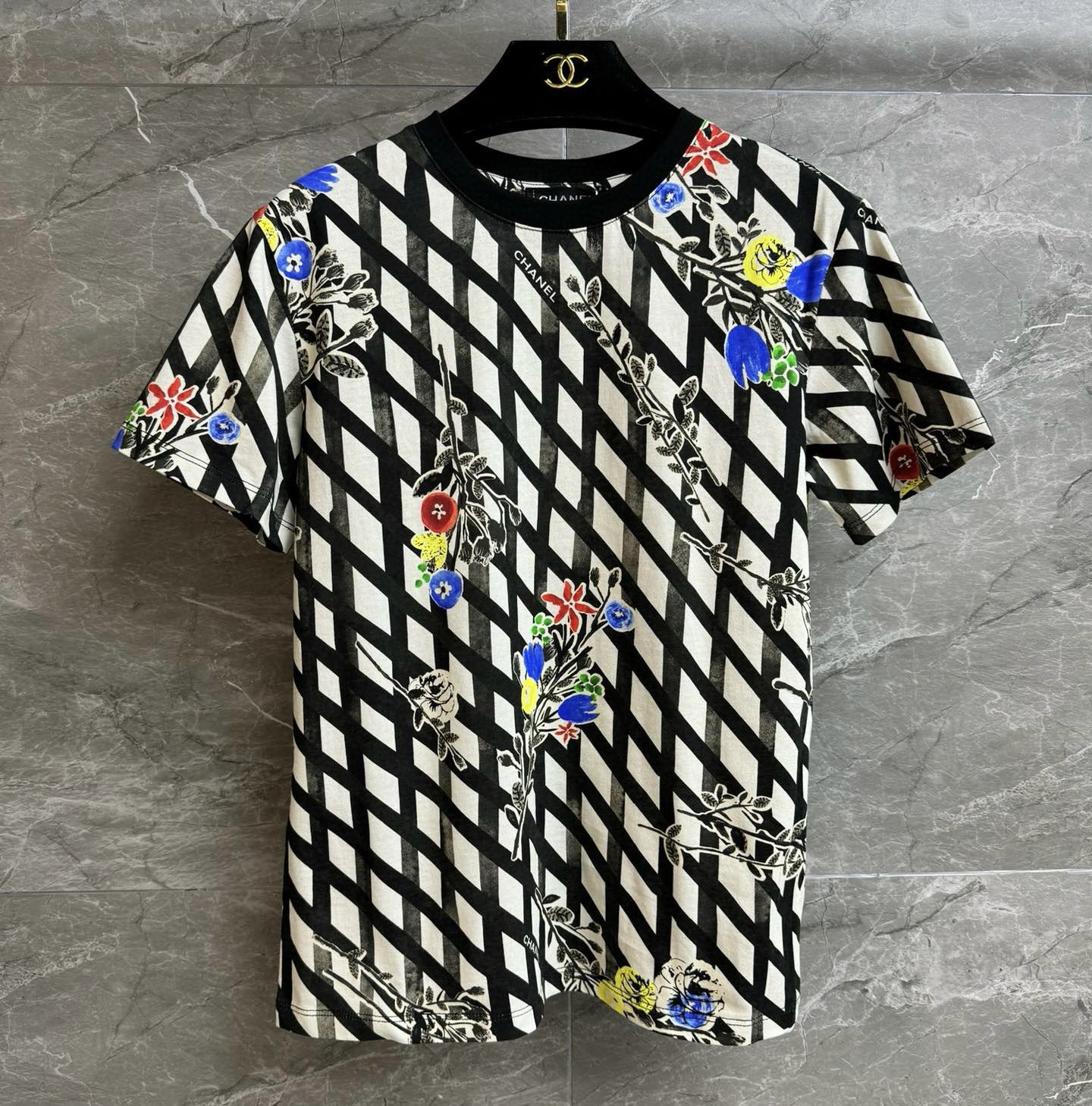 NO:740433,New styles for early spring are available. Chanel plaid short-sleeved T-shirt 2026 spring and summer series. Round neck design. Pure cotton fabric. Soft and comfortable. Black and white diagonal plaid. Colorful floral print. It is OK for daily outings or leisure. Normal fit. It looks great with jeans or skirts. Complete trademarks. Sizes SML, chanel, skirts, jeans, T-shirt, tees, t-shirt,19860909早春新款上新啦 香家格纹短袖T恤 2026春夏系列 圆领领口设计 纯棉面料 柔软舒适 黑白斜格纹 彩色花卉印花 日常出街或休闲都很OK 正常版型 搭配牛仔裤或半裙都很出彩 商标齐全 尺码SML,,chanel,skirts,jeans,T-shirt,tees，t-shirt,,Women's clothing