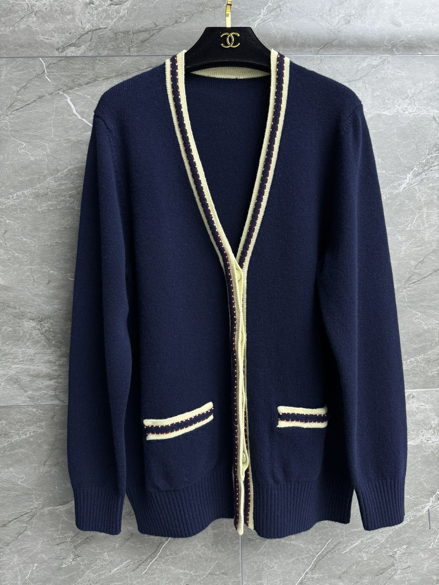 NO:760542,The high version has been shipped. Xiangjia color block V-neck cardigan 2026 spring and summer preview series V-neck single-breasted design Contrast stripe splicing Exquisite double-C button embellishment Simple, fashionable and advanced Customized cashmere fabric Soft and comfortable Loose fit The upper body is slim and elegant Complete trademarks Sizes sml,,chanel,19860909高版本出货啦 香家拼色V领开衫 2026春夏预告系列 V领单排扣设计 撞色条纹拼接 精致双C纽扣点缀 简约时髦高级 定制羊绒面料 柔软舒适 宽松版型 上身显瘦又气质 商标齐全 尺码sml,,chanel,,Women's clothing