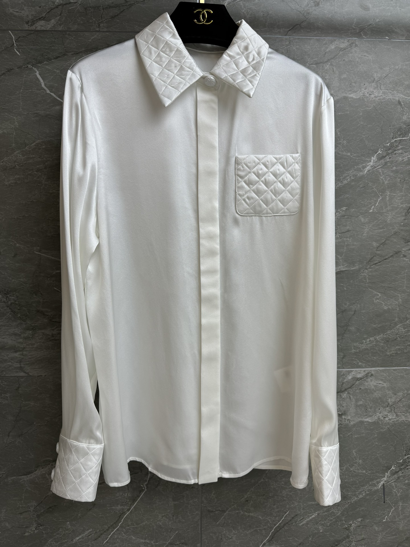 NO:750252,The new style of early spring has been shipped. Xiangjia diamond stitching shirt 2026 spring and summer series. Made of smooth fabric. The cuffs and chest pockets are stitched with diamond quilting. Full of high-end feel. Customized silk fabric. Silky and skin-friendly with a glossy feel. Loose fit. The upper body is slim and elegant. Complete trademarks. Sizes SML, chanel, shirts, real silk,19860909早春新款出货啦 香家菱格拼接衬衫 2026春夏系列 采用光滑面料 袖口和胸前口袋拼接菱格绗缝 满满的高级感 定制真丝面料 丝滑亲肤有光泽感 宽松版型 上身显瘦又气质 商标齐全 尺码SML,,chanel,shirts,real silk,,Women's clothing