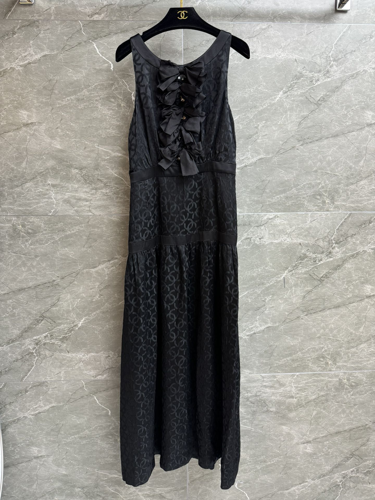 NO:750255,The new model for early spring has been shipped. Xiangjia double C jacquard silk skirt 2026 spring and summer new style. Classic black tone. Exquisite jacquard silk fabric. Chest pleats. Metal buckle embellishment. Full sense of luxury. Sleeveless design. Elegant to wear inside or alone. Moderate hem length. Not picky to wear. Slim and elegant. Complete trademarks. Sizes SML, chanel, skirts, real silk,19860909早春新款出货啦 香家双C提花真丝裙 2026春夏新款 经典黑色调 精致提花真丝面料 胸前褶皱 金属扣点缀 满满的高级感 无袖设计 内搭或单穿都很优雅 裙摆长度适中 不挑人穿 显瘦又气质 商标齐全 尺码SML,,chanel,skirts,real silk,,Women's clothing