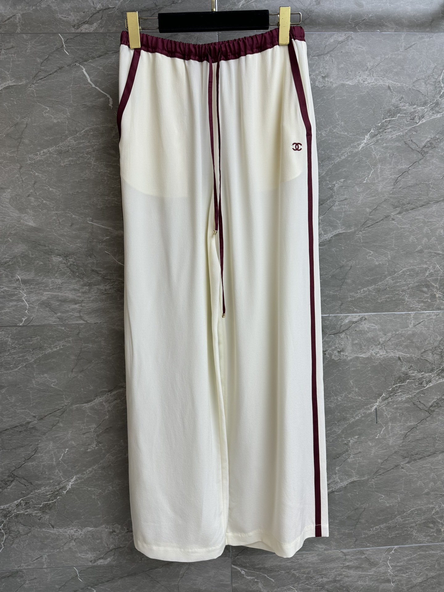 NO:750248,New styles for early spring are available. Xiangjia contrast silk pants 2026 spring and summer preview series. Red rice contrast stitching. Double C embroidery pattern embellishment. Fashionable and advanced. Customized silk fabric. Comfortable, skin-friendly and breathable. Loose fit. The upper body looks slim and elegant. Complete trademarks. Sizes SML, chanel, real silk,19860909早春新款上新啦 香家撞色真丝裤 2026春夏预告系列 红米撞色拼接 双C刺绣图案点缀 时髦高级 定制真丝面料 舒适亲肤透气 宽松版型 上身显瘦又气质 商标齐全 尺码SML,,chanel,real silk,,Women's clothing