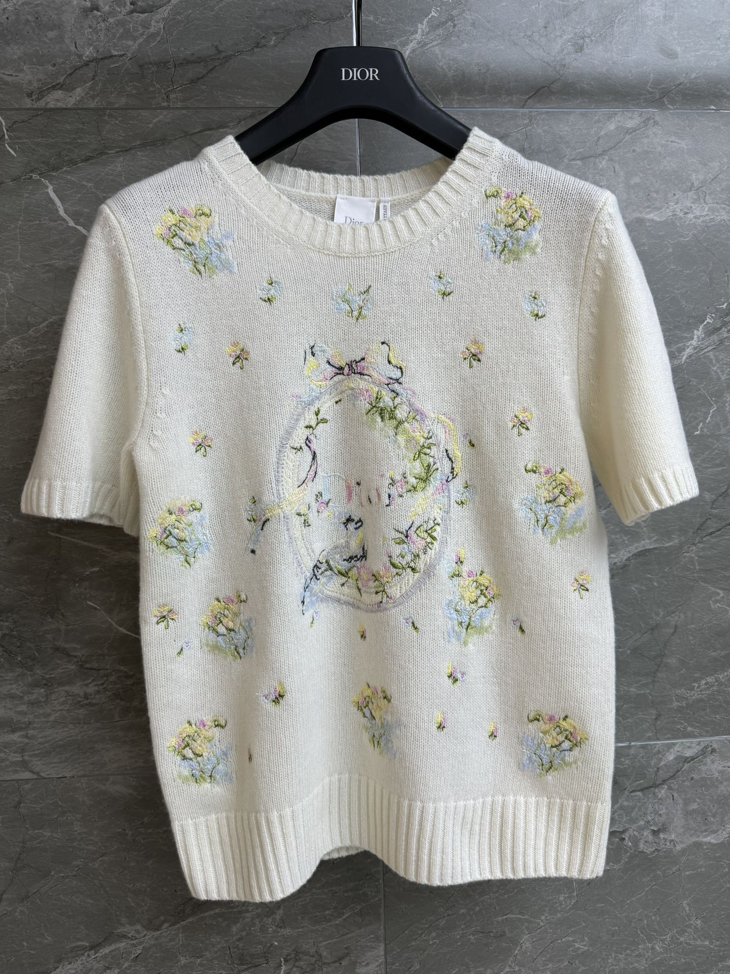 NO:749389,New models for early spring have been shipped. D family floral embroidered sweater 2026 Summer limited series. Round neck design. Fengshen white floral pattern positioning embroidery. Fashionable and high-end cashmere knitted fabric. Soft and comfortable. Normal fit. The upper body looks slim and elegant. Complete trademarks. Sizes SML, dior, sweaters,19860909早春新款出货啦 D家花卉刺绣毛衣 2026Summer限定系列 圆领领口设计 封神绝美白花卉图案定位刺绣 时髦高级 羊绒针织面料 柔软舒适 正常版型 上身显瘦又气质 商标齐全 尺码SML,,dior,sweaters,,Women's clothing