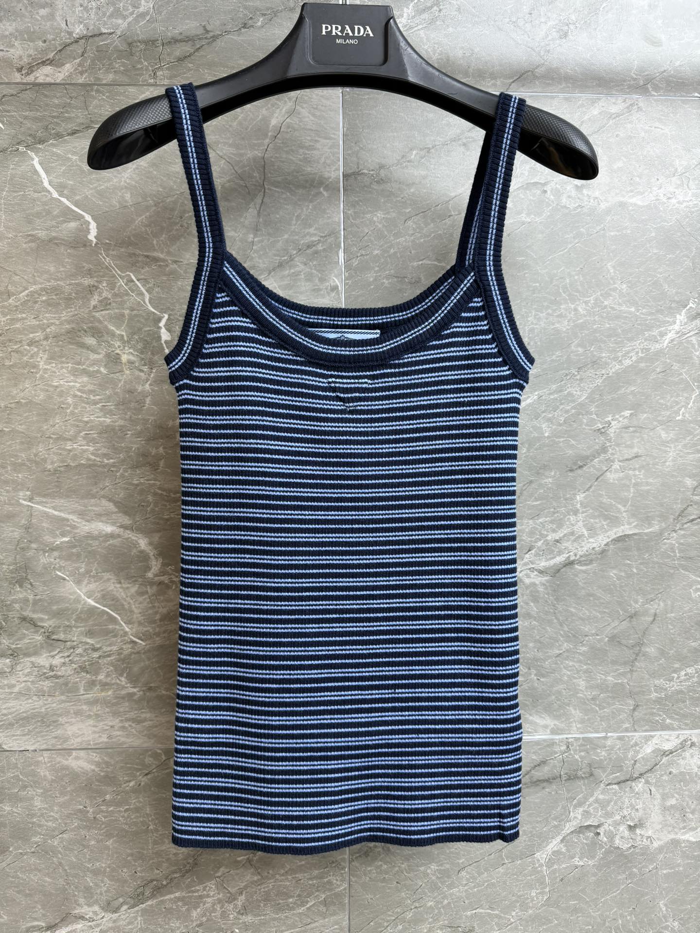 NO:749385,New style for early spring. P striped camisole 2026 spring and summer series. Made of high-quality cotton fabric. Soft and comfortable. Triangular logo embellishment on the chest. Black and blue striped color scheme is simple and elegant. Elastic slim fit. The upper body is slim and versatile. Complete trademarks. Size SML,,19860909早春新款上新啦 P家条纹吊带背心 2026春夏系列 采用高品质棉质面料 柔软舒适 胸前三角logo标志点缀 黑蓝条纹配色简约大气 弹力修身版型 上身显瘦又百搭 商标齐全 尺码SML,,,Women's clothing