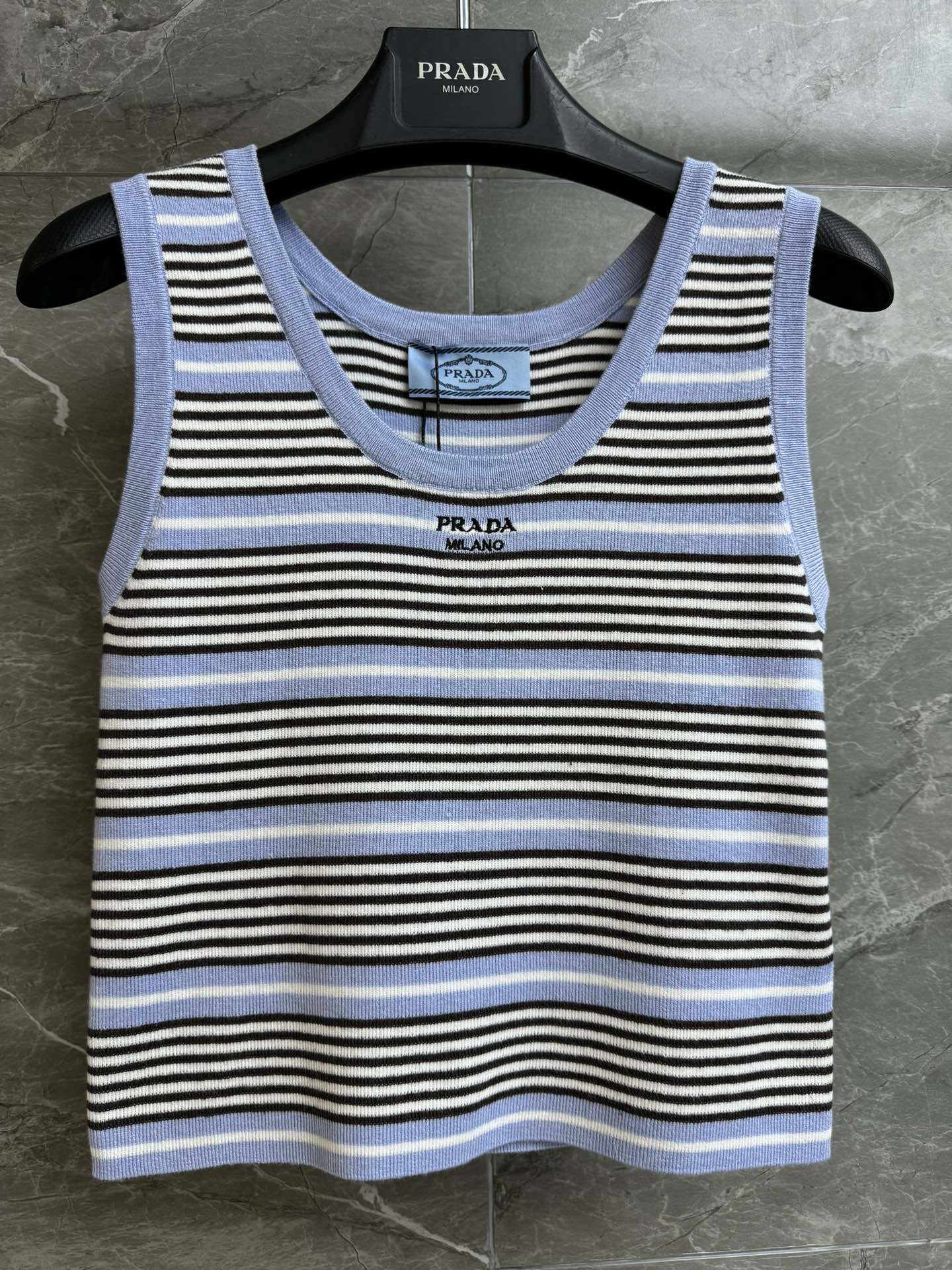 NO:749375,The new style for early spring is new. P's contrasting striped vest 2026 spring and summer series. Round neck design. Blue and white contrasting colors. Simple and advanced. Customized knitted fabric. Slim fit. The upper body is slim and versatile. Complete trademarks. Size SML,,19860909早春新款上新啦 P家撞色条纹背心 2026春夏系列 圆领领口设计 蓝黑白撞色 简约高级 定制针织面料 修身版型 上身显瘦又百搭 商标齐全 尺码SML,,,Women's clothing