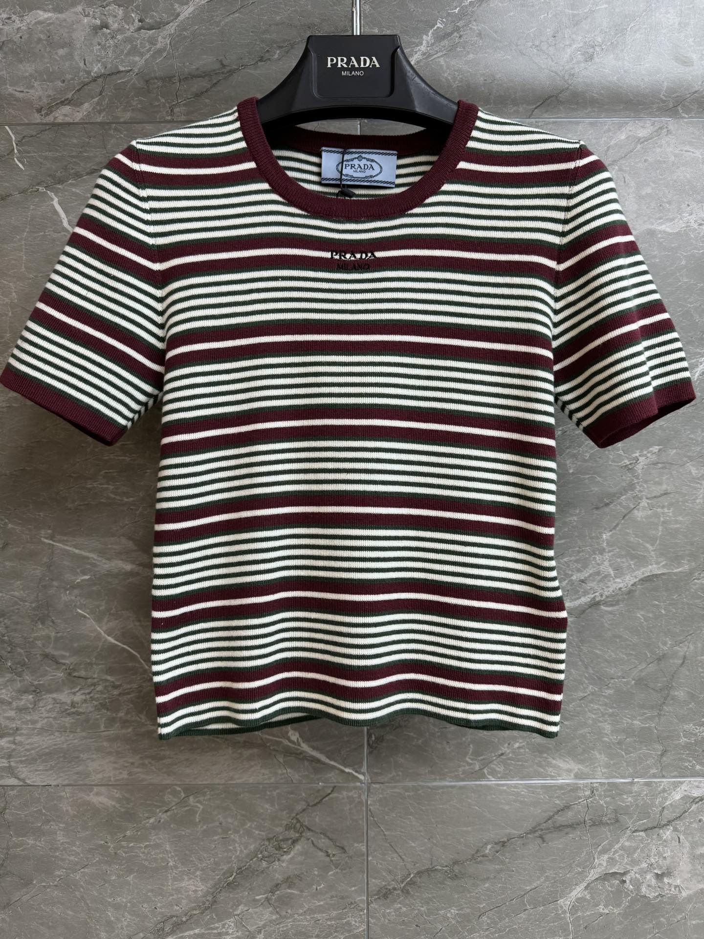 NO:749365,Spring and summer new styles are available. P family contrast striped short sleeves 2026 spring and summer series. Round neck design. Letter logo embroidery embellishment. Contrast stripe design. Age-reducing and fashionable atmosphere. Customized knitted fabric. Slim fit. The upper body is slim and versatile. Complete trademarks. Sizes SML, T-shirt,19860909春夏新款上新啦 P家撞色条纹短袖 2026春夏系列 圆领领口设计 字母logo刺绣点缀 撞色条纹设计 减龄时髦大气 定制针织面料 修身版型 上身显瘦又百搭 商标齐全 尺码SML,,T-shirt,,Women's clothing