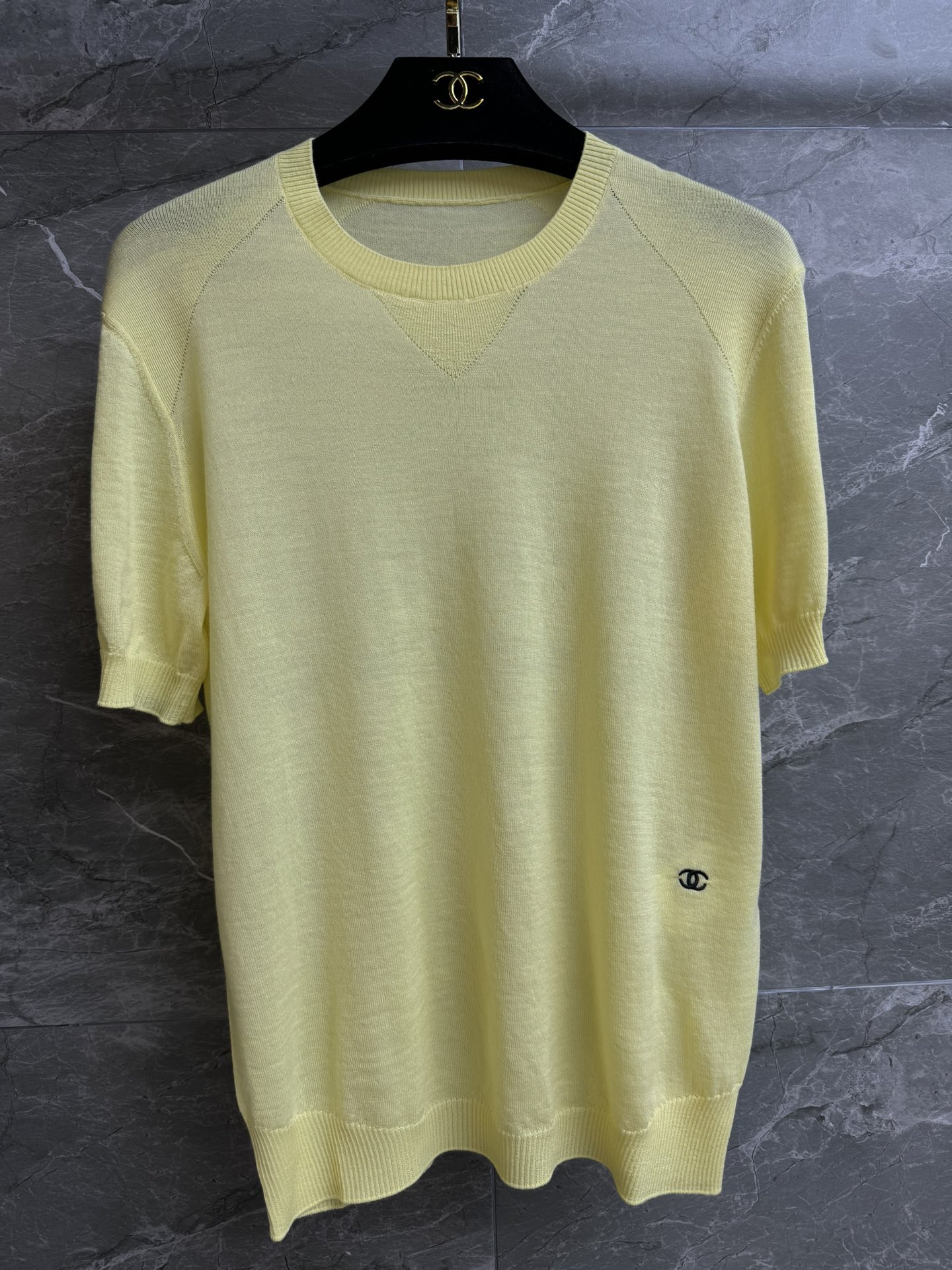 NO:750264,The high version has been shipped. Xiangjia double C embroidered short sleeves 2026 spring and summer preview series. Round ribbed neckline. Double C embroidery pattern embellishment on the hem. Simple and advanced. Customized cashmere blend fabric. Lightweight, comfortable and skin-friendly. Slim version. The upper body is slim and elegant. Complete trademarks. Sizes SML, chanel, T-shirt,19860909高版本出货啦 香家双C刺绣短袖 2026春夏预告系列 圆领罗纹领口 下摆双C刺绣图案点缀 简约又高级 定制羊绒混纺面料 轻薄舒适亲肤 修身版型 上身显瘦又气质 商标齐全 尺码SML,,chanel,T-shirt,,Women's clothing