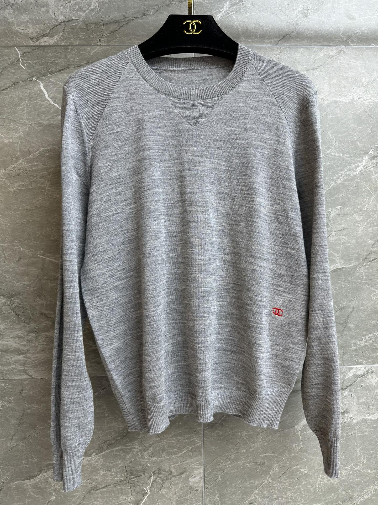 NO:750261,The high version has been shipped. Xiangjia double C embroidered sweater 2026 spring and summer preview series. Round ribbed neckline. Double C embroidered pattern on the hem. Simple and high-end. Customized cashmere blended fabric. Thin, comfortable and skin-friendly. Normal fit. The upper body is slim and elegant. Complete trademarks. Sizes SML,,chanel,19860909高版本出货啦 香家双C刺绣针织衫 2026春夏预告系列 圆领罗纹领口 下摆双C刺绣图案点缀 简约又高级 定制羊绒混纺面料 轻薄舒适亲肤 正常版型 上身显瘦又气质 商标齐全 尺码SML,,chanel,,Women's clothing