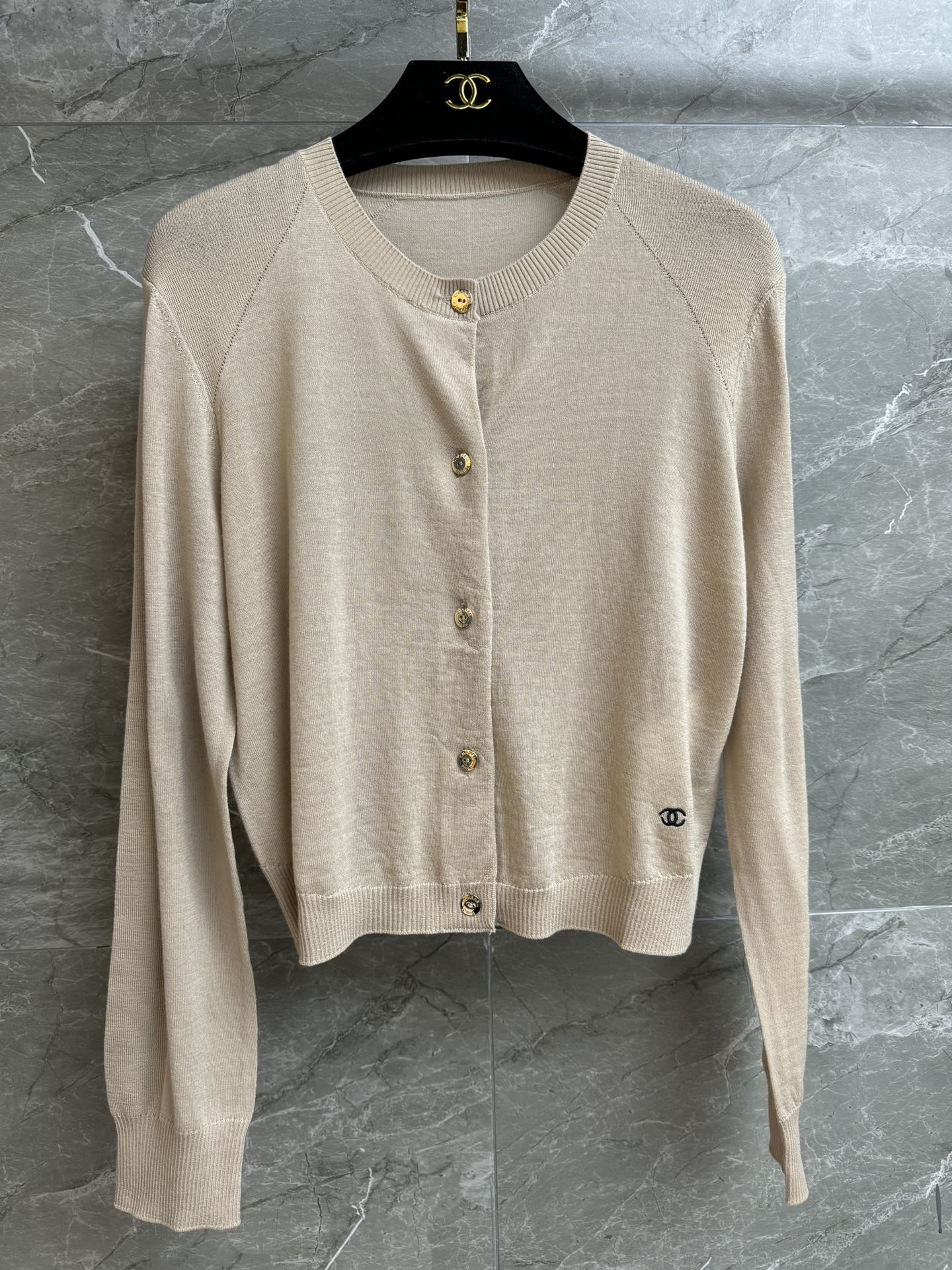 NO:751084,The high version has been shipped. Xiangjia double C embroidered cardigan 2026 spring and summer preview series. Round ribbed neckline. Double C embroidery pattern embellishment on the hem. Simple and advanced. Customized cashmere blended fabric. Thin, comfortable and skin-friendly. Normal fit. The upper body looks slim and elegant. Complete trademarks. Comes with cloth bag. Size SML,,chanel,19860909高版本出货啦 香家双C刺绣开衫 2026春夏预告系列 圆领罗纹领口 下摆双C刺绣图案点缀 简约又高级 定制羊绒混纺面料 轻薄舒适亲肤 正常版型 上身显瘦又气质 商标齐全 配有布袋 尺码SML,,chanel,,Women's clothing