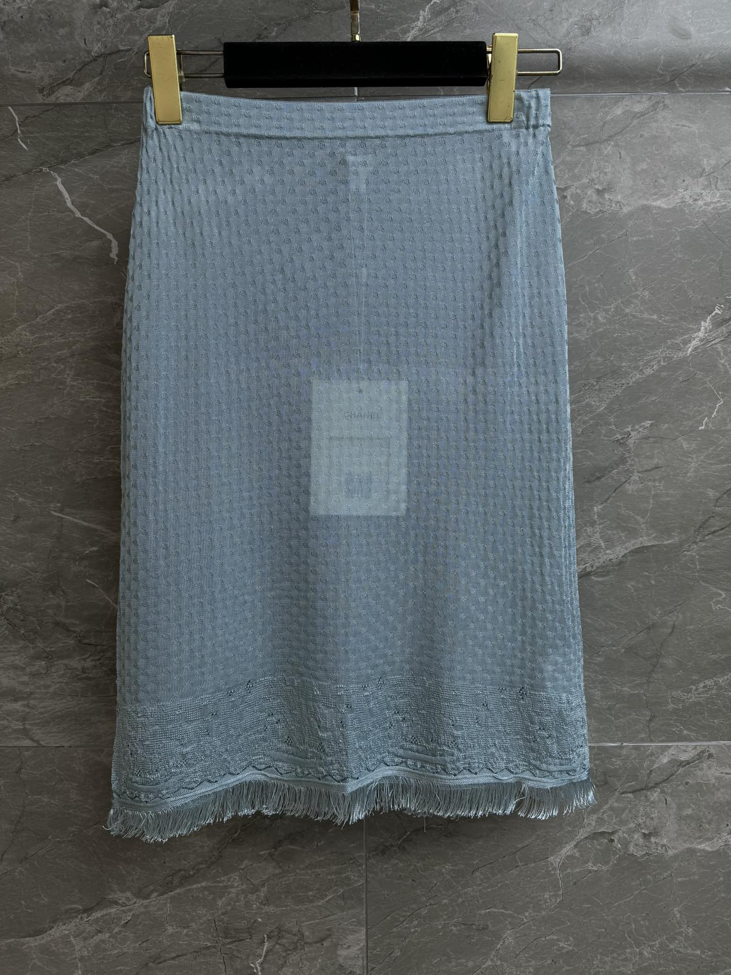 NO:751072,The new model for early spring has been shipped. Xiangjia blue tassel skirt 2026P spring and summer series. Made of light fabric. The rhombus texture is super textured. The tassel raw edges on the hem are embellished. Smart and eye-catching. Customized knitted fabric. Soft and comfortable. Normal fit. The upper body looks slim and fashionable. Complete trademarks. Sizes: sml, chanel, skirts,19860909早春新款出货啦 香家蓝色流苏半裙 2026P春夏系列 采用轻薄面料 菱格纹理超有质感 下摆流苏毛边点缀 灵动吸睛 定制针织面料 柔软舒适 正常版型 上身显瘦又时髦 商标齐全 尺码sml,,chanel,skirts,,Women's clothing