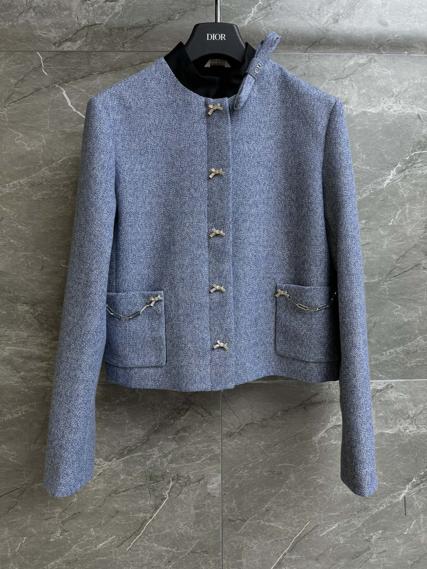NO:761709,Jacket/early spring new style is new. D family blue butterfly button jacket 2026 early spring series. Stand-up collar short jacket. Bow buckle decoration. Exquisite, fashionable and age-reducing. Customized wool tweed fabric. Full of high-end sense. The upper body can instantly become a wealthy daughter. Complete trademarks. Sizes SML, dior, jackets & coats,19860909外套/早春新款上新啦 D家蓝色蝴蝶扣外套 2026早春系列 立领短款外套 蝴蝶结扣装饰点缀 精致时髦减龄 定制羊毛粗花呢面料 满满的高级感 上身秒变豪门千金 商标齐全 尺码SML,,dior,jackets & coats,,Women's clothing