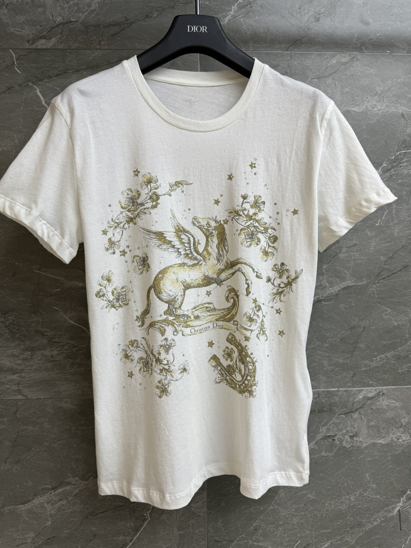 NO:751689,New arrival in early spring. D family Pegasus print T-shirt 2026 Lunar New Year limited series. Round neck design. Adopts retro gilded Pegasus print pattern. Fashionable and high-end. Imported cotton and linen fabric. Skin-friendly, comfortable and breathable. Normal fit. The upper body is slim and versatile. Complete trademarks. Sizes SML, dior, tees, t-shirt,19860909早春新款上新啦 D家飞马印花T恤 2026贺岁限定系列 圆领领口设计 采用复古鎏金飞马印花图案 时髦高级 进口棉亚麻面料 亲肤舒适透气 正常版型 上身显瘦又百搭 商标齐全 尺码SML,,dior,tees，t-shirt,,Women's clothing