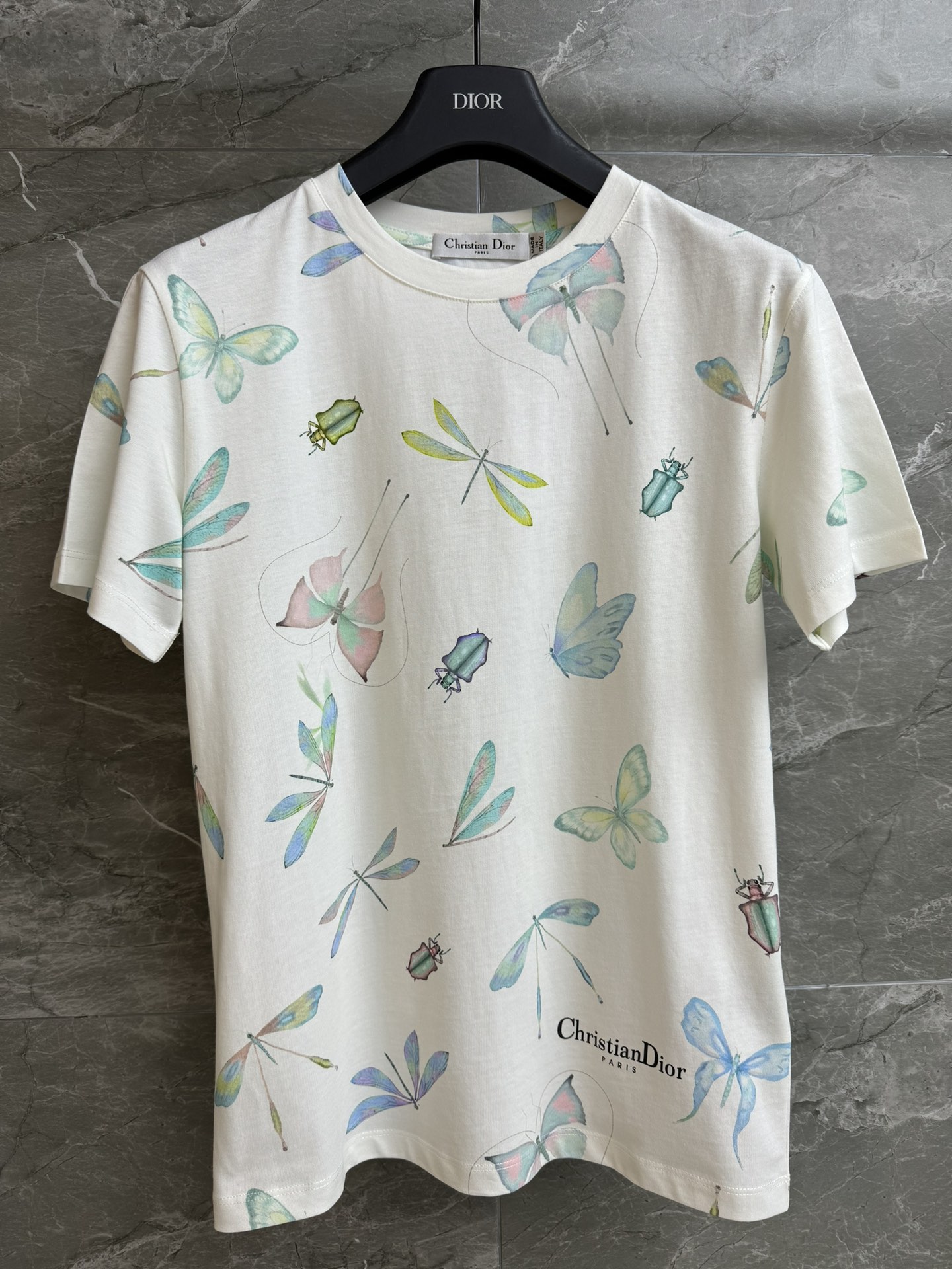 NO:751686,New arrival in early spring. D family animal print T-shirt 2026 spring and summer series. Round neck design. Uses active butterfly, dragonfly and beetle printing patterns. Fashionable and age-reducing. Imported pure cotton fabric. Comfortable and breathable. Normal fit. The upper body is slim and versatile. Complete trademarks. Sizes SML, dior, tees, t-shirt,19860909早春新款上新啦 D家动物印花T恤 2026春夏系列 圆领领口设计 采用活性蝴蝶 蜻蜓 甲虫印花图案 时髦减龄 进口纯棉面料 舒适透气 正常版型 上身显瘦又百搭 商标齐全 尺码SML,,dior,tees，t-shirt,,Women's clothing