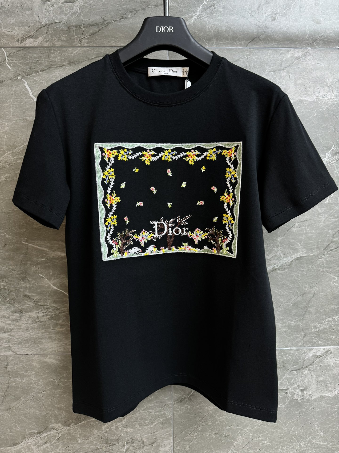 NO:751683,New arrival in early spring. D family embroidered flower T-shirt 2026 spring and summer series. Round neck design. Floral branch embroidery pattern. Exquisite and fashionable. Customized pure cotton fabric. Soft, comfortable and breathable. Normal fit. The upper body is slim and versatile. Complete trademarks. Sizes SML, dior, tees, t-shirt,19860909早春新款上新啦 D家刺绣花卉T恤 2026春夏系列 圆领领口设计 花卉树枝刺绣图案 精致时髦 定制纯棉面料 柔软舒适透气 正常版型 上身显瘦又百搭 商标齐全 尺码SML,,dior,tees，t-shirt,,Women's clothing