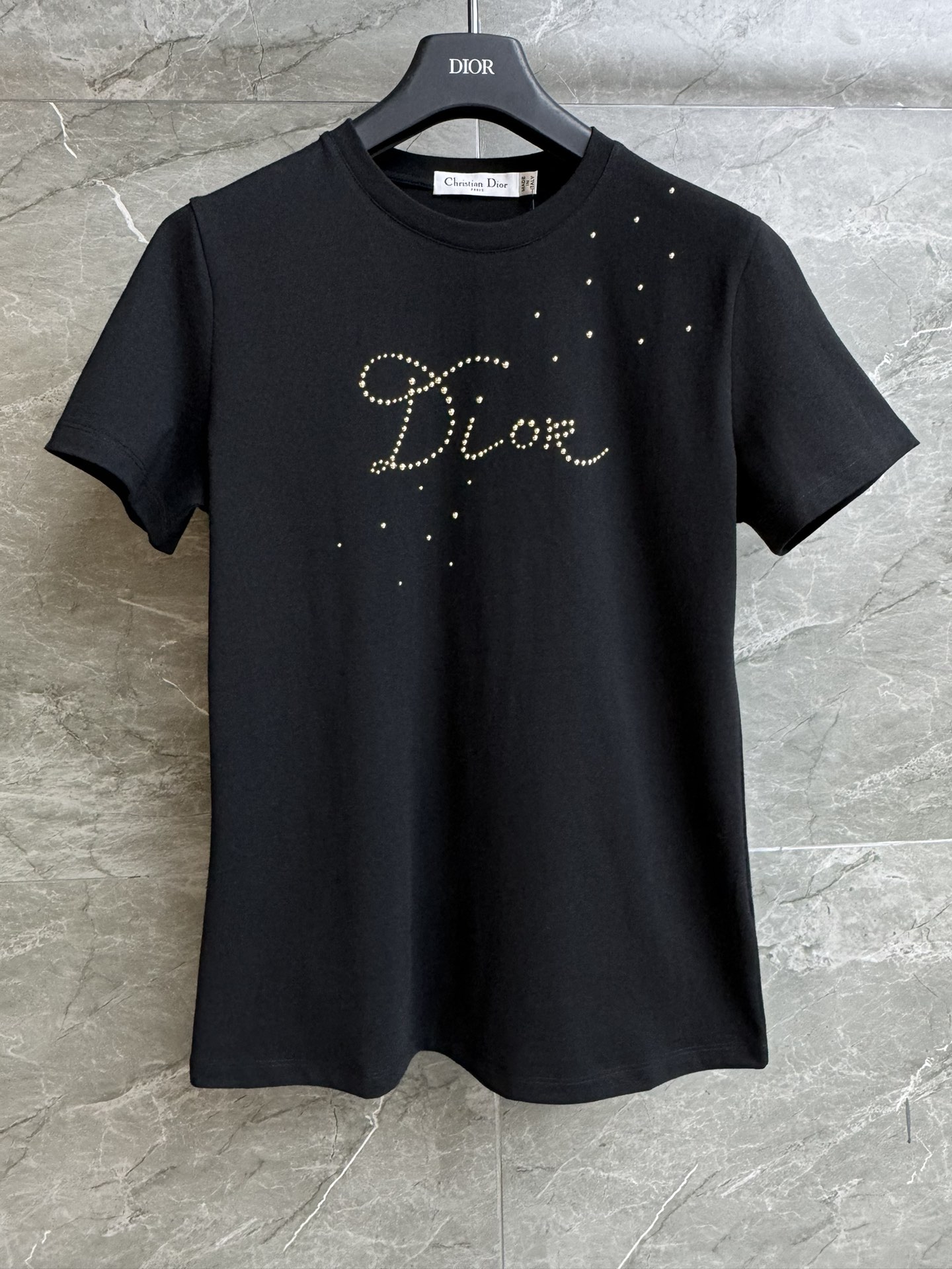 NO:751709,New arrival in early spring. D family letter rivet T-shirt 2026 early spring series. Round neck design, letter logo rivet decoration, fashionable and trendy personality. Customized pure cotton fabric. Comfortable and breathable. Normal fit. The upper body looks slim and fashionable. Complete trademarks. Sizes SML, dior, tees, t-shirt,19860909早春新款上新啦 D家字母铆钉T恤 2026早春系列 圆领领口设计字母logo铆钉装饰点缀 时尚潮流个性 定制纯棉面料 舒适透气 正常版型 上身显瘦又时髦 商标齐全 尺码SML,,dior,tees，t-shirt,,Women's clothing