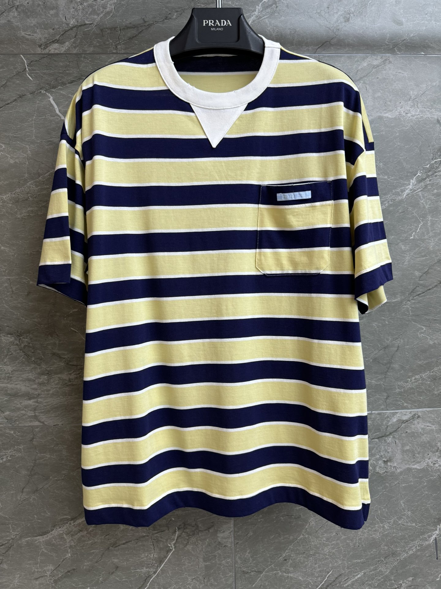 NO:752259,New arrival in early spring. P striped T-shirt 2026 early spring series. Round ribbed neckline. Pocket logo decoration. Yellow and blue color. Retro and fashionable. Imported pure cotton fabric. Comfortable and breathable. Loose fit. Can be worn by any person. Same style for men and women. Complete trademarks. Sizes SML, tees, t-shirt,19860909早春新款上新啦 P家条纹T恤 2026早春系列 圆领罗纹领口 口袋logo徽标装饰点缀 黄蓝相间配色 复古时髦 进口纯棉面料 舒适透气 宽松版型 不挑人穿 男女同款 商标齐全 尺码SML,,tees，t-shirt,,Women's clothing