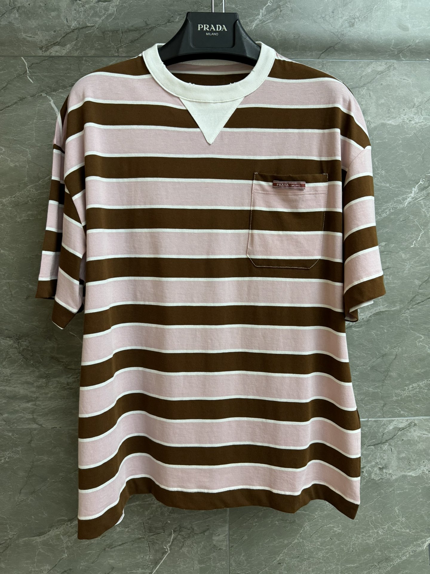 NO:752255,New arrival in early spring. P striped T-shirt 2026 early spring series. Round ribbed neckline. Pocket logo decoration. Brown and pink color. Retro and fashionable. Imported pure cotton fabric. Comfortable and breathable. Loose fit. Can be worn by any person. Same style for men and women. Complete trademarks. Sizes SML, tees, t-shirt,19860909早春新款上新啦 P家条纹T恤 2026早春系列 圆领罗纹领口 口袋logo徽标装饰点缀 棕粉配色 复古时髦 进口纯棉面料 舒适透气 宽松版型 不挑人穿 男女同款 商标齐全 尺码SML,,tees，t-shirt,,Women's clothing