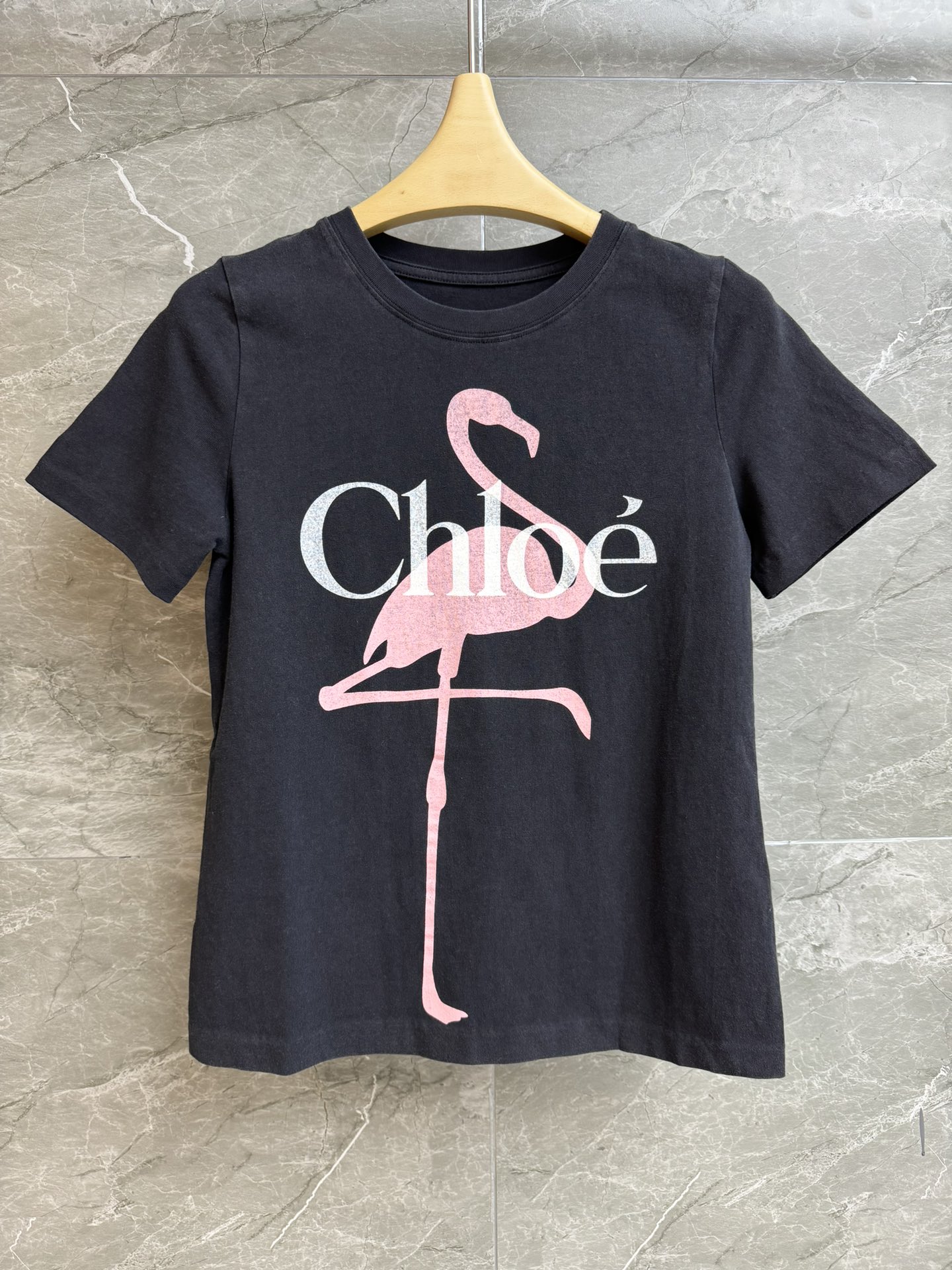 NO:752251,New arrival in early spring. Chloe flamingo print T-shirt 2026 spring and summer series. Round ribbed neckline. Pink flamingo pattern on the chest. Color collision layer outlines the iconic letter logo. Fashionable personality. Customized pure cotton fabric. Comfortable and breathable. Normal fit. The upper body is slim and versatile. Complete trademarks. Sizes SML, chloe, loewe, tees, t-shirt,19860909早春新款上新啦 Chloe火烈鸟印花T恤 2026春夏系列 圆领罗纹领口 采用胸口饰粉色火烈鸟图案 色彩碰撞层次 勾勒出标志性字母徽标 时髦个性 定制纯棉面料 舒服亲肤透气 正常版型 上身显瘦又百搭 商标齐全 尺码SML,,chloe,loewe,tees，t-shirt,,Women's clothing
