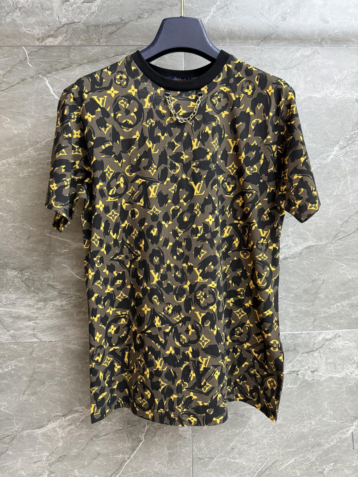 NO:752249,New styles for early spring are available. L's floral print T-shirt 2026 spring and summer series. Round neck design, logo chain decoration, classic Monogram floral print pattern. Customized cotton fabric. Comfortable and breathable. Loose fit. The upper body is slim and versatile. Complete trademarks. Sizes SML, Louis Vuitton, tees, t-shirt,19860909早春新款上新啦 L家花卉印花T恤 2026春夏系列 圆领领口设计 logo链条装饰点缀 经典Monogram花卉印花图案 定制棉质面料 舒适透气 宽松版型 上身显瘦又百搭 商标齐全 尺码SML,,louis vuitton,tees，t-shirt,,Women's clothing