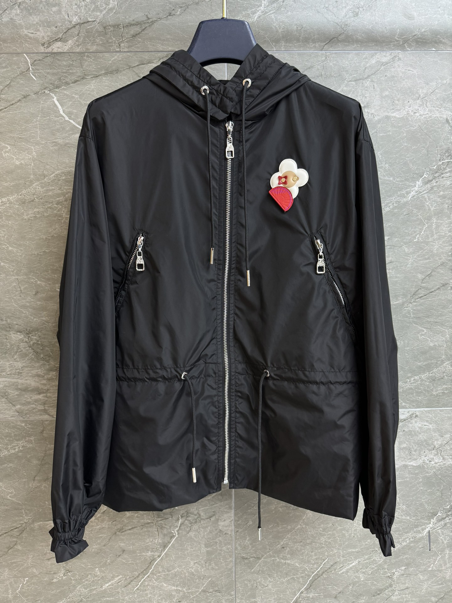 NO:752246,New styles for early spring are available. L family flower hooded jacket 2026 spring and summer series. Hooded zipper design. Three-dimensional sunflower pattern on the chest. Fashionable and advanced for age reduction. Imported recycled nylon fabric. Adjustable waist drawstring. Loose fit. The upper body is slim and elegant. Complete trademarks. Sizes SML, Louis Vuitton, jackets & coats, hats,19860909早春新款上新啦 L家花朵连帽外套 2026春夏系列 连帽拉链设计 胸前立体太阳花图案 减龄时髦高级 进口再生尼龙面料 腰部抽绳可调节收腰 宽松版型 上身显瘦又气质 商标齐全 尺码SML,,louis vuitton,jackets & coats,hats,,Women's clothing