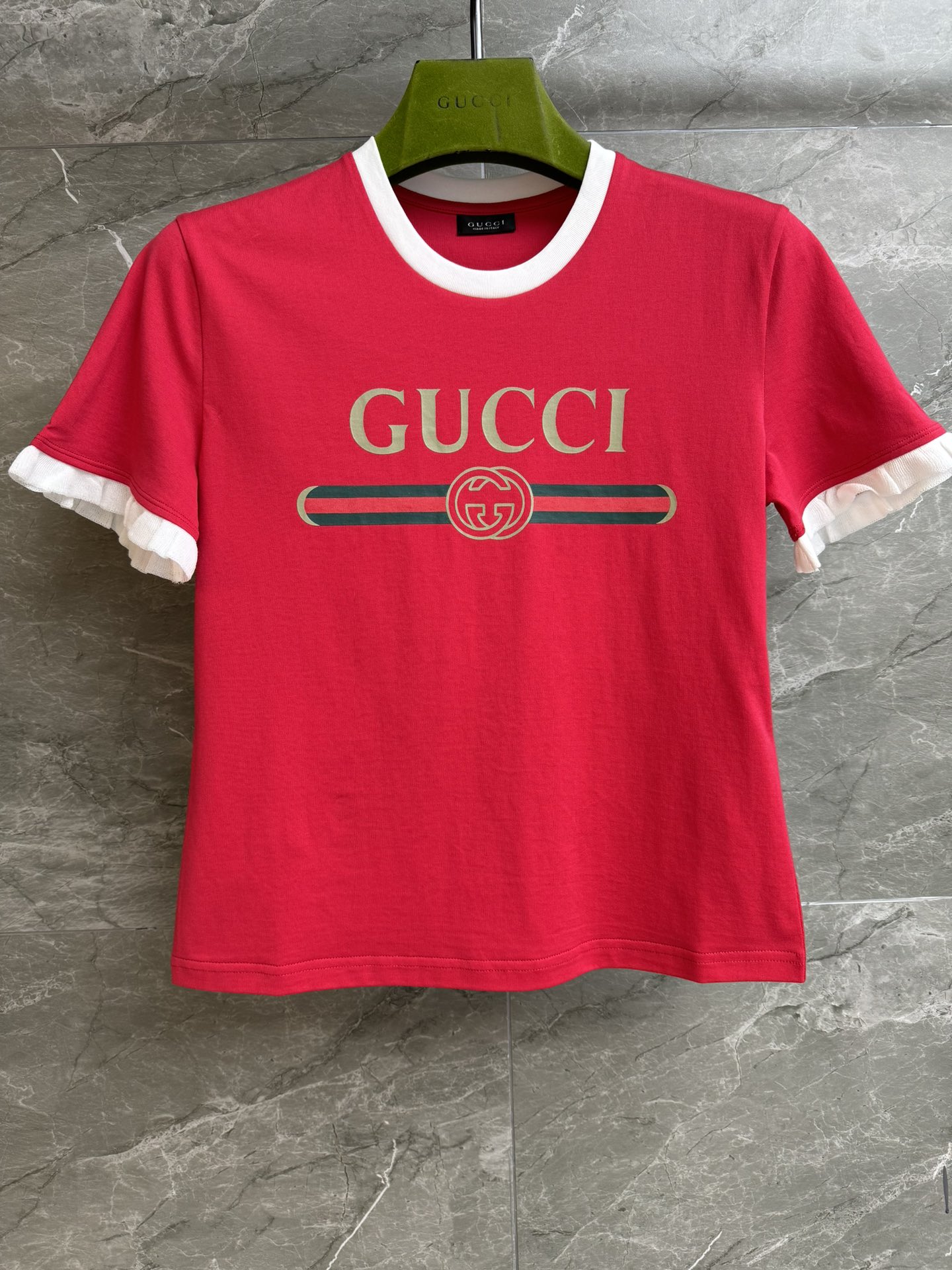 NO:752712,New style for early spring. G family letter printed T-shirt 2026 early spring series. Round neck, contrasting color binding, gold logo red and green webbing on the chest, exquisite and eye-catching. Lace design on cuffs, age-reducing and fashionable. Imported combed cotton fabric, soft, comfortable and breathable. Slim fit upper body, slim and versatile. Complete trademarks. Sizes: SML, gucci, tees, t-shirt,19860909早春新款上新啦 G家字母印花T恤 2026早春系列 圆领撞色包边胸前金色logo红绿织带精致亮眼 袖口花边设计 减龄时髦洋气 进口精梳棉面料 柔软舒适透气 修身版型上身显瘦又百搭 商标齐全 尺码SML,,gucci,tees，t-shirt,,Women's clothing