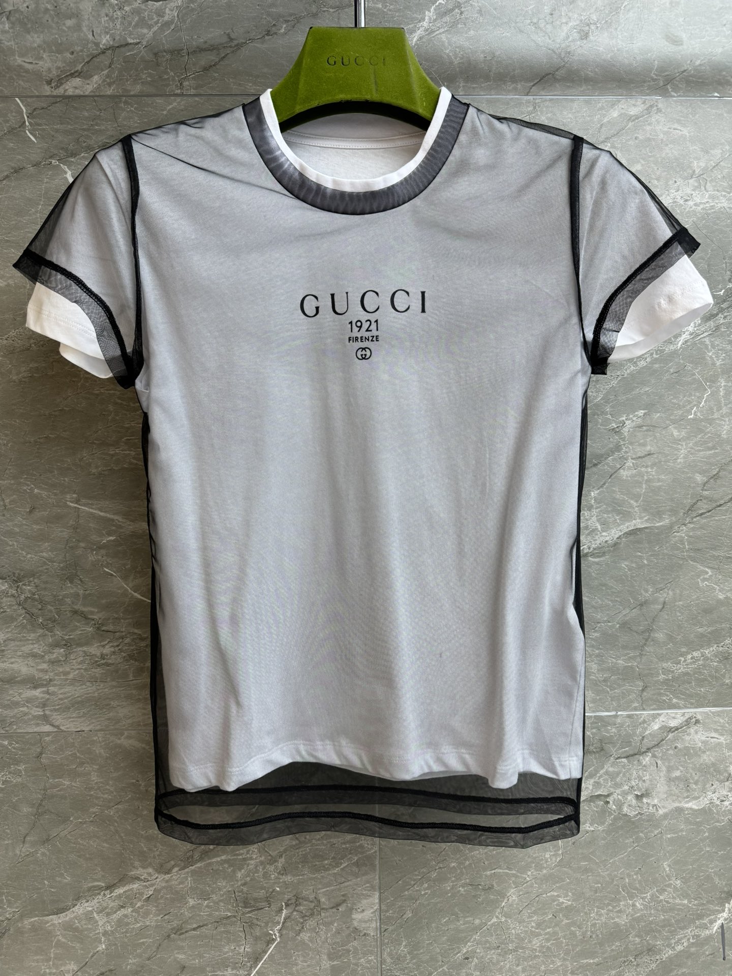 NO:752708,New arrival in early spring. G family double-layer printed T-shirt 2026 early spring series. Round neck double-layer neckline design. Fake two-piece mesh outer layer. 1921Firenze interlocking double G printing. Age-reducing and fashionable. Imported combed cotton fabric. Soft, comfortable and breathable. Slim version. The upper body is slim and versatile. Complete trademarks. Sizes SML, gucci, tees, t-shirt,19860909早春新款上新啦 G家双层印花T恤 2026早春系列 圆领双层领口设计 假两件网纱外层 1921Firenze互扣式双G印花 减龄时髦洋气 进口精梳棉面料 柔软舒适透气 修身版型 上身显瘦又百搭 商标齐全 尺码SML,,gucci,tees，t-shirt,,Women's clothing