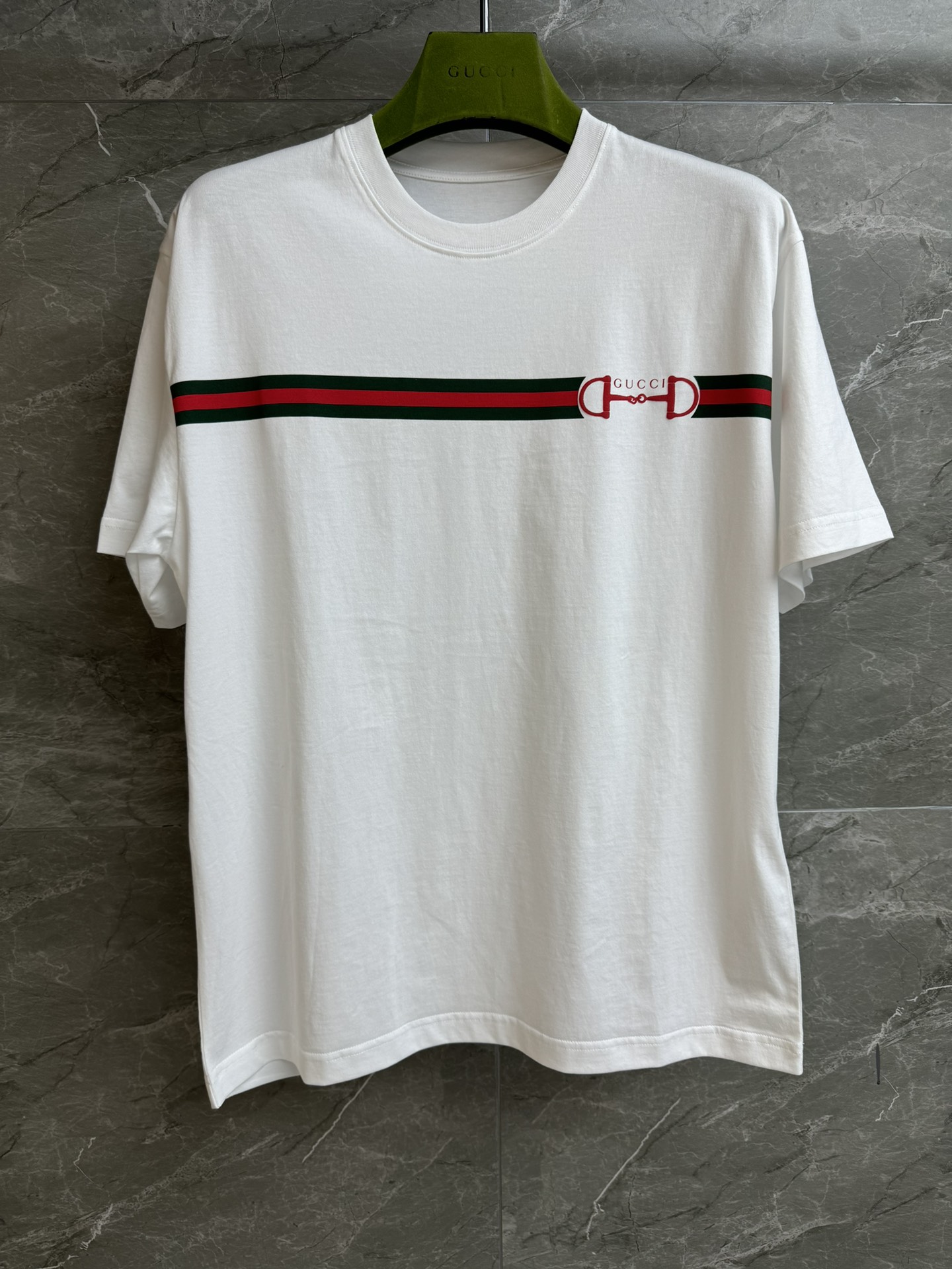 NO:752723,New arrival in early spring. G Horse Bit T-shirt 2026 early spring series. Round ribbed neckline. Chest printing. Retro metal buckle pattern. Simple, fashionable and advanced. Imported combed cotton fabric. Soft, comfortable and breathable. Loose fit. Can be worn by any person. Same style for men and women. Complete trademarks. Sizes SML, gucci, tees, t-shirt,19860909早春新款上新啦 G家马衔扣T恤 2026早春系列 圆领罗纹领口 胸前印花 复古金属扣形图案 简约时髦高级 进口精梳棉面料 柔软舒适透气 宽松版型 不挑人穿 男女同款 商标齐全 尺码SML,,gucci,tees，t-shirt,,Women's clothing