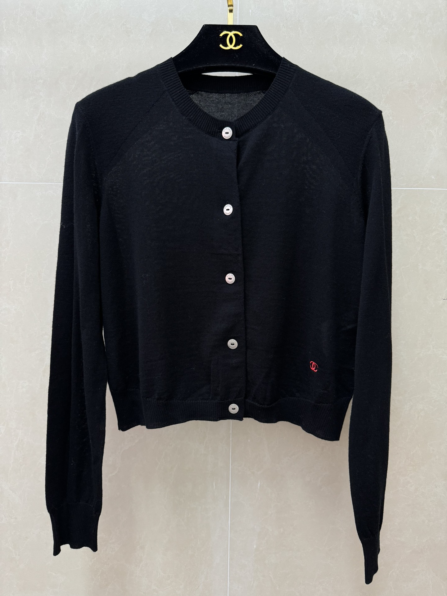 NO:760550,The high version has been shipped. Xiangjia double C embroidered cardigan 2026 spring and summer preview series. Round ribbed neckline. Double C embroidery pattern embellishment on the hem. Simple and advanced. Customized cashmere blended fabric. Thin, comfortable and skin-friendly. Normal fit. The upper body looks slim and elegant. Complete trademarks. Comes with cloth bag. Size SML,,chanel,19860909高版本出货啦 香家双C刺绣开衫 2026春夏预告系列 圆领罗纹领口 下摆双C刺绣图案点缀 简约又高级 定制羊绒混纺面料 轻薄舒适亲肤 正常版型 上身显瘦又气质 商标齐全 配有布袋 尺码SML,,chanel,,Women's clothing