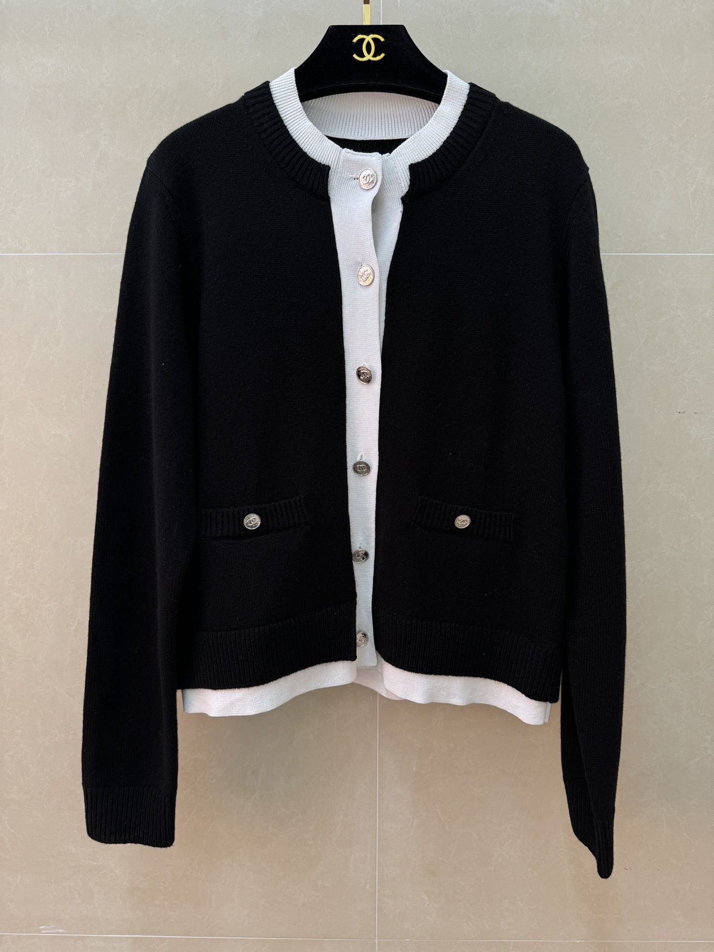 NO:760525,The high version has been shipped. Xiangjia fake two-piece cardigan 2026 spring and summer preview series. Fake two-piece contrasting color splicing design. Double C button decoration. Exquisite, fashionable and high-end. Customized cashmere fabric. Comfortable and skin-friendly. Normal fit. The upper body is slim and elegant. Complete trademarks. Sizes smL,,chanel,19860909高版本出货啦 香家假两件开衫 2026春夏预告系列 假两件撞色拼接设计 双C纽扣装饰点缀 精致时髦高级 定制羊绒面料 舒适亲肤 正常版型 上身显瘦又气质 商标齐全 尺码smL,,chanel,,Women's clothing