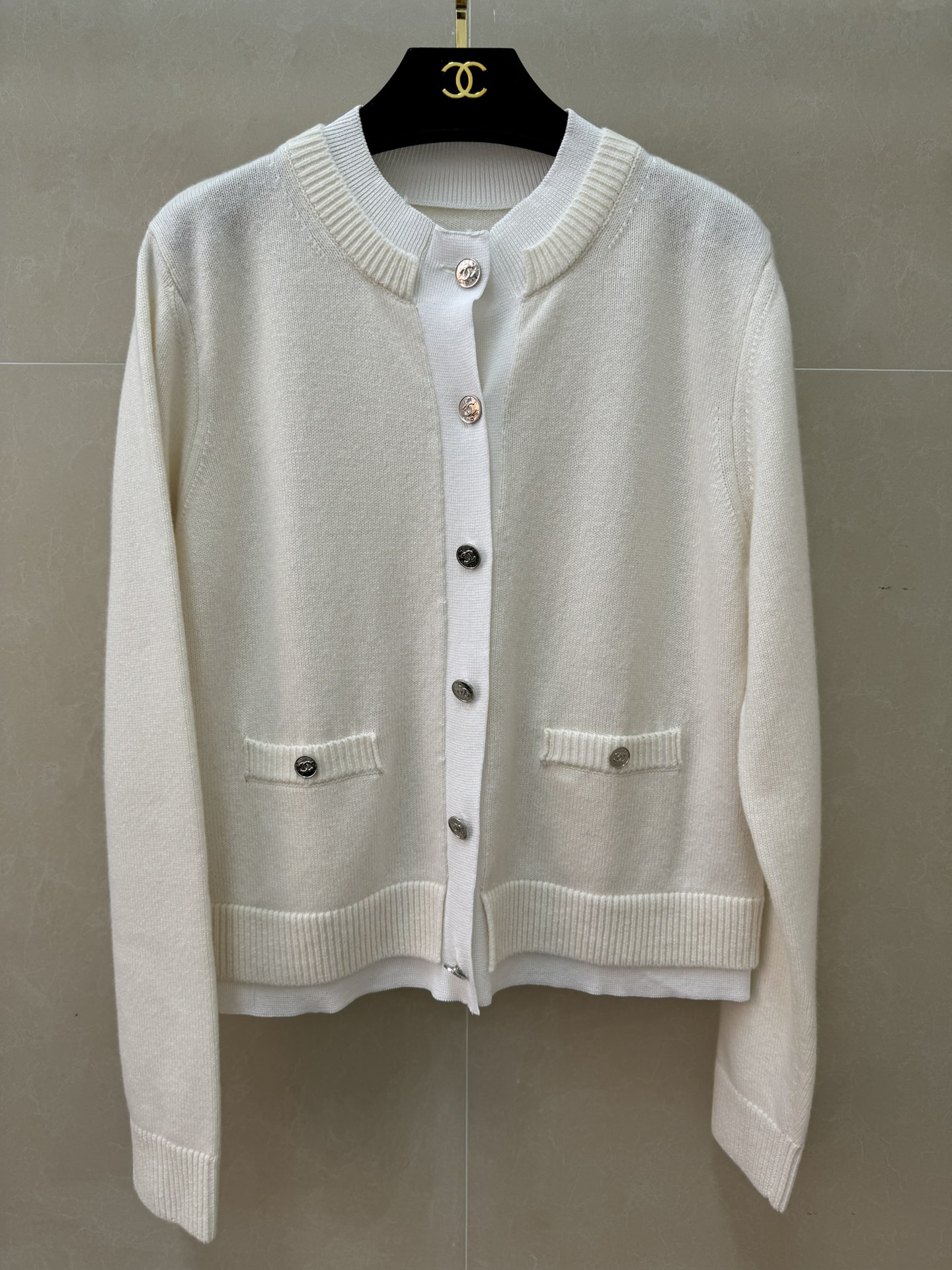 NO:760517,The high version has been shipped. Xiangjia fake two-piece cardigan 2026 spring and summer preview series. Fake two-piece contrasting color splicing design. Double C button decoration. Exquisite, fashionable and high-end. Customized cashmere fabric. Comfortable and skin-friendly. Normal fit. The upper body is slim and elegant. Complete trademarks. Sizes sml,,chanel,19860909高版本出货啦 香家假两件开衫 2026春夏预告系列 假两件撞色拼接设计 双C纽扣装饰点缀 精致时髦高级 定制羊绒面料 舒适亲肤 正常版型 上身显瘦又气质 商标齐全 尺码sml,,chanel,,Women's clothing