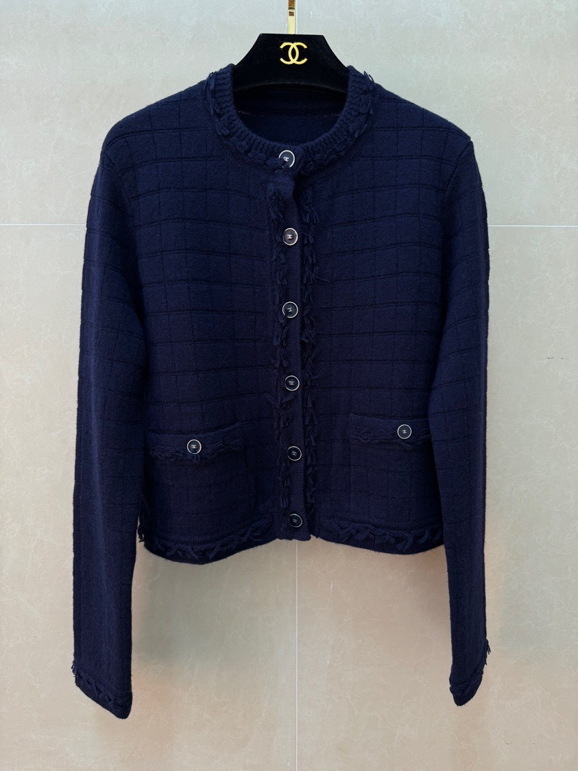 NO:760534,The high version has been shipped. Xiangjia plaid fringed cardigan 2026 spring and summer preview series. Round neck single-breasted design. Tassel raw edge decoration. Three-dimensional plaid jacquard pattern. Exquisite, elegant and high-end. Customized cashmere fabric. Comfortable and warm. Normal fit. The upper body is slim and elegant. Complete trademarks. Sizes SML,,chanel,19860909高版本出货啦 香家格子流苏开衫 2026春夏预告系列 圆领单排扣设计 流苏毛边装饰点缀 立体格纹提花图案 精致优雅高级 定制羊绒面料 舒适保暖 正常版型 上身显瘦又气质 商标齐全 尺码SML,,chanel,,Women's clothing